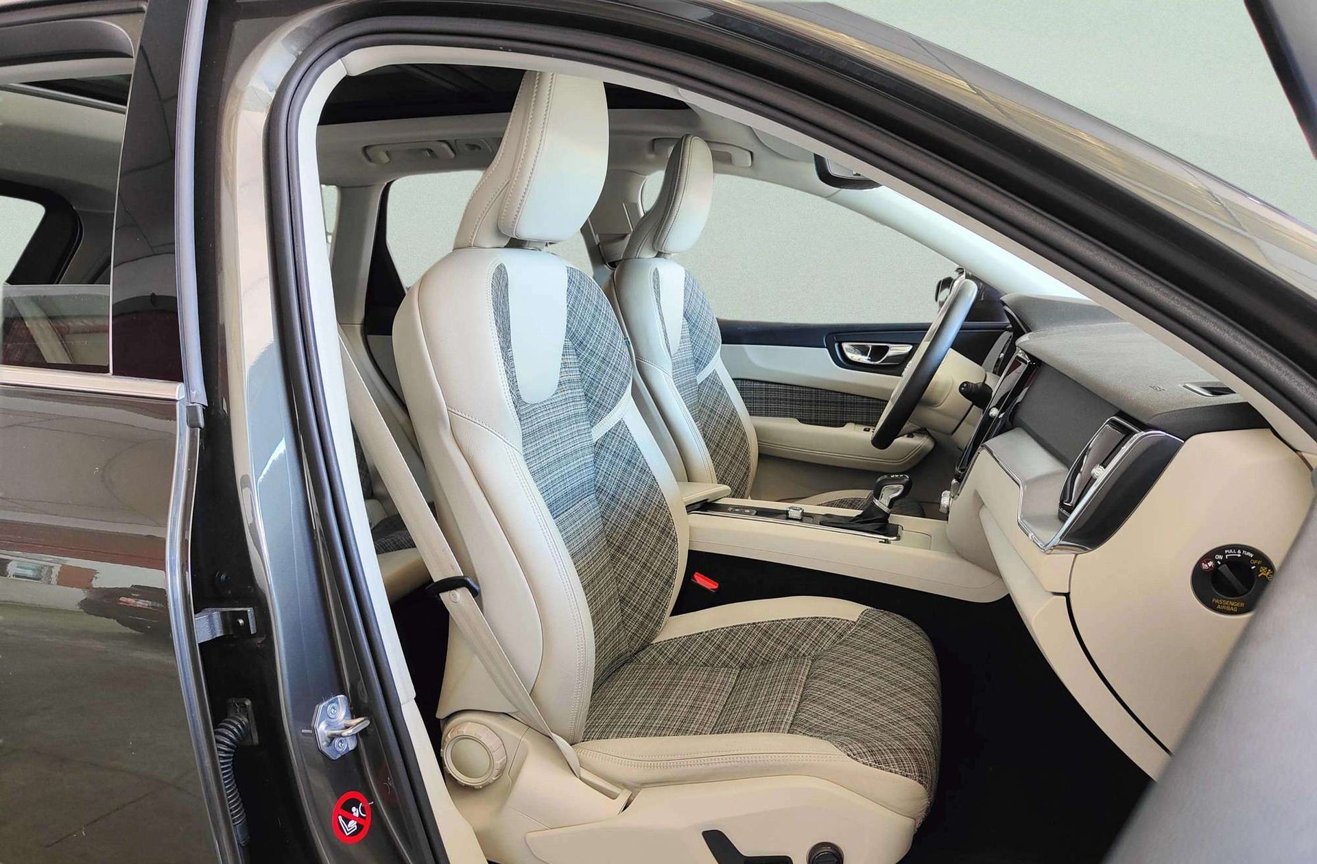 Volvo XC60 D4 Momentum AWD - foto 23