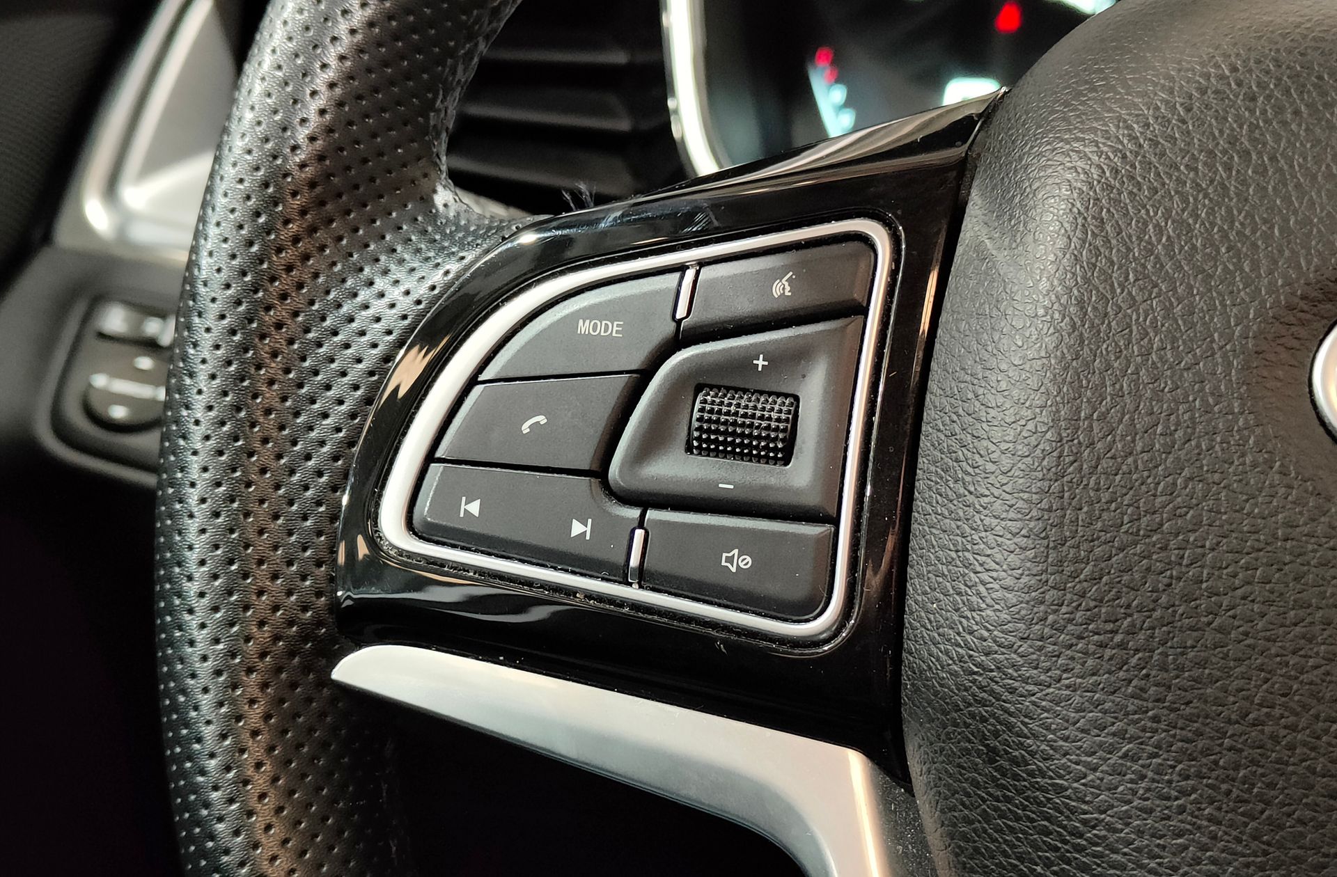 SWM G01 1.5T Luxury - foto 23