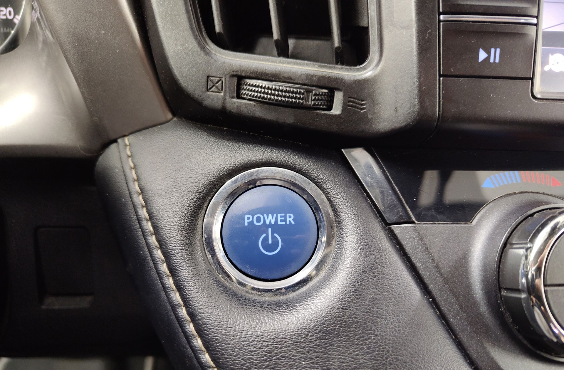 Toyota RAV4 2.5l hybrid Advance 4WD - foto 28