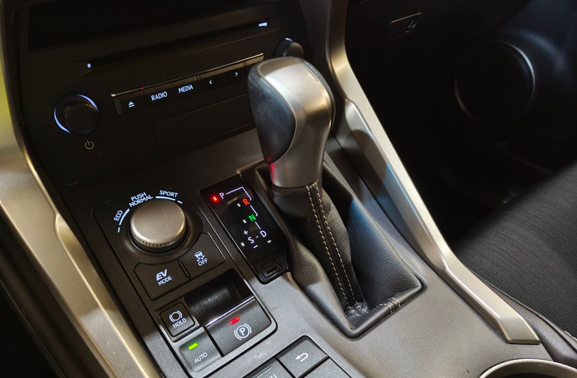 Lexus NX 300h Sport Edition 2WD - foto 6