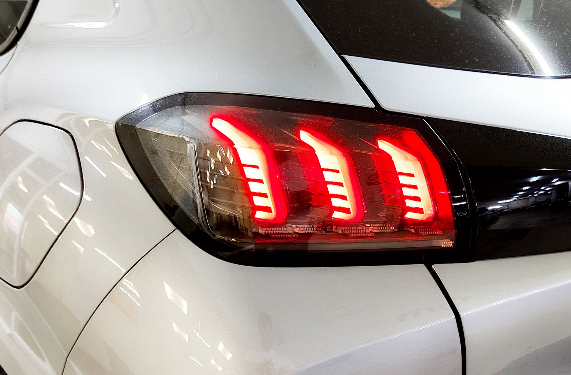 Peugeot 208 PureTech 100 Allure Pack EAT8 - foto 18