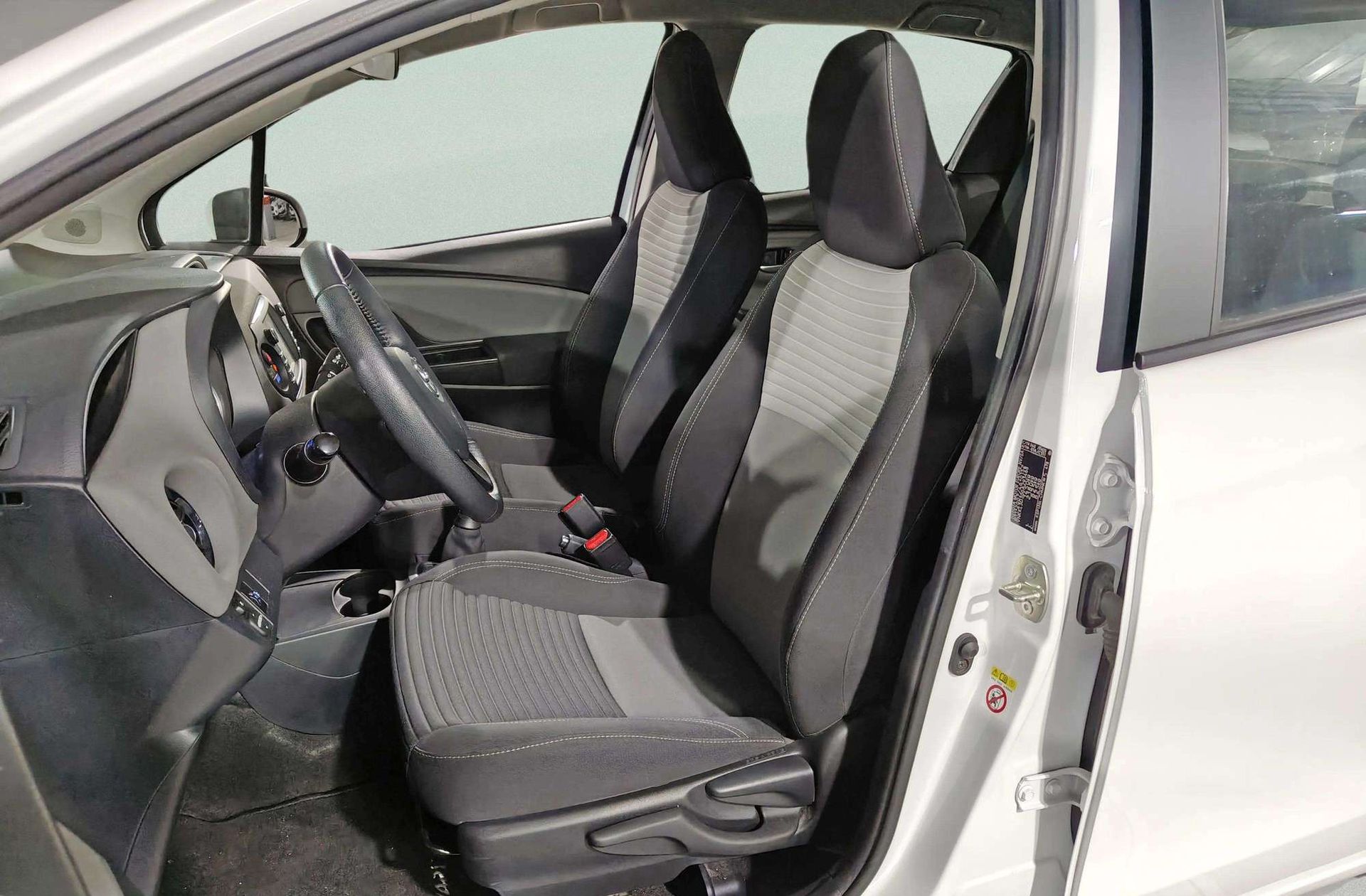 Toyota Yaris 70 Active - foto 10