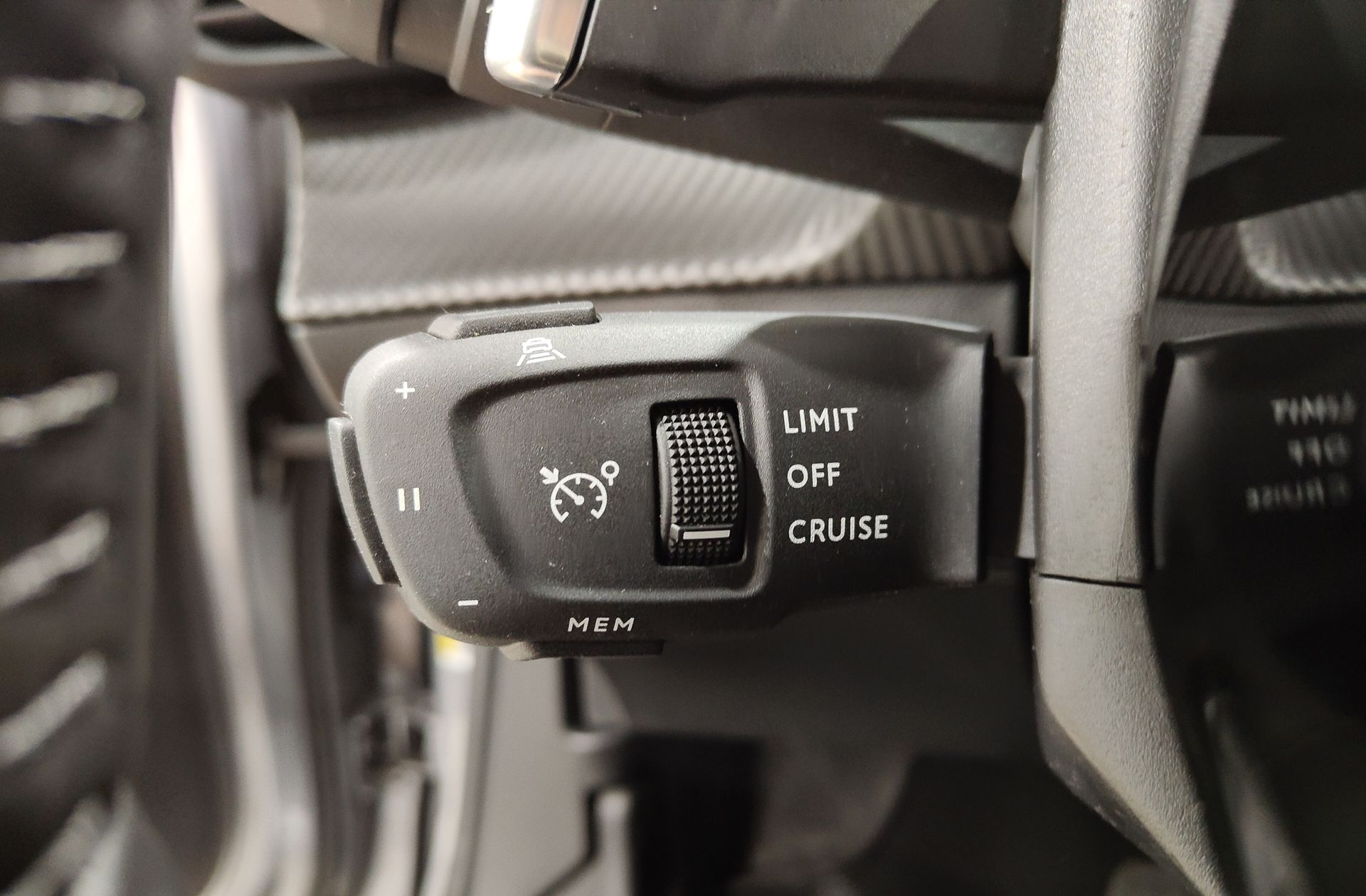 Peugeot 2008 Allure Hybrid eDCS6 - foto 23