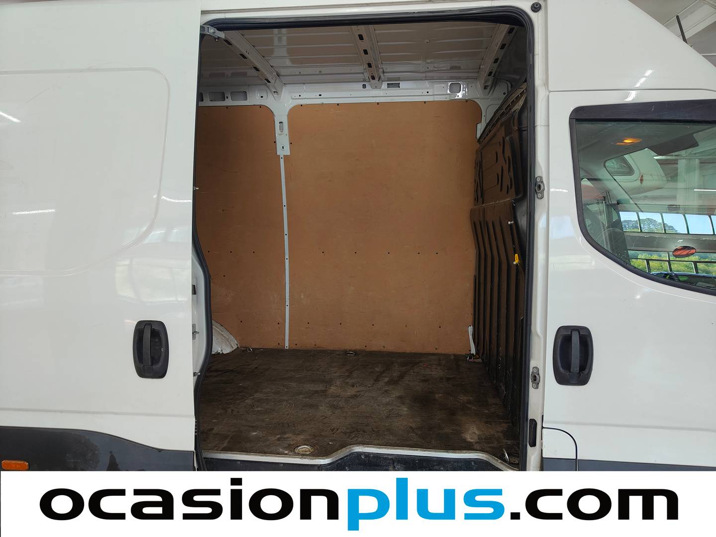 Fotos maletero Iveco Daily Iveco Daily Furgon 35S 16 V 3520L/H2 (156 CV)