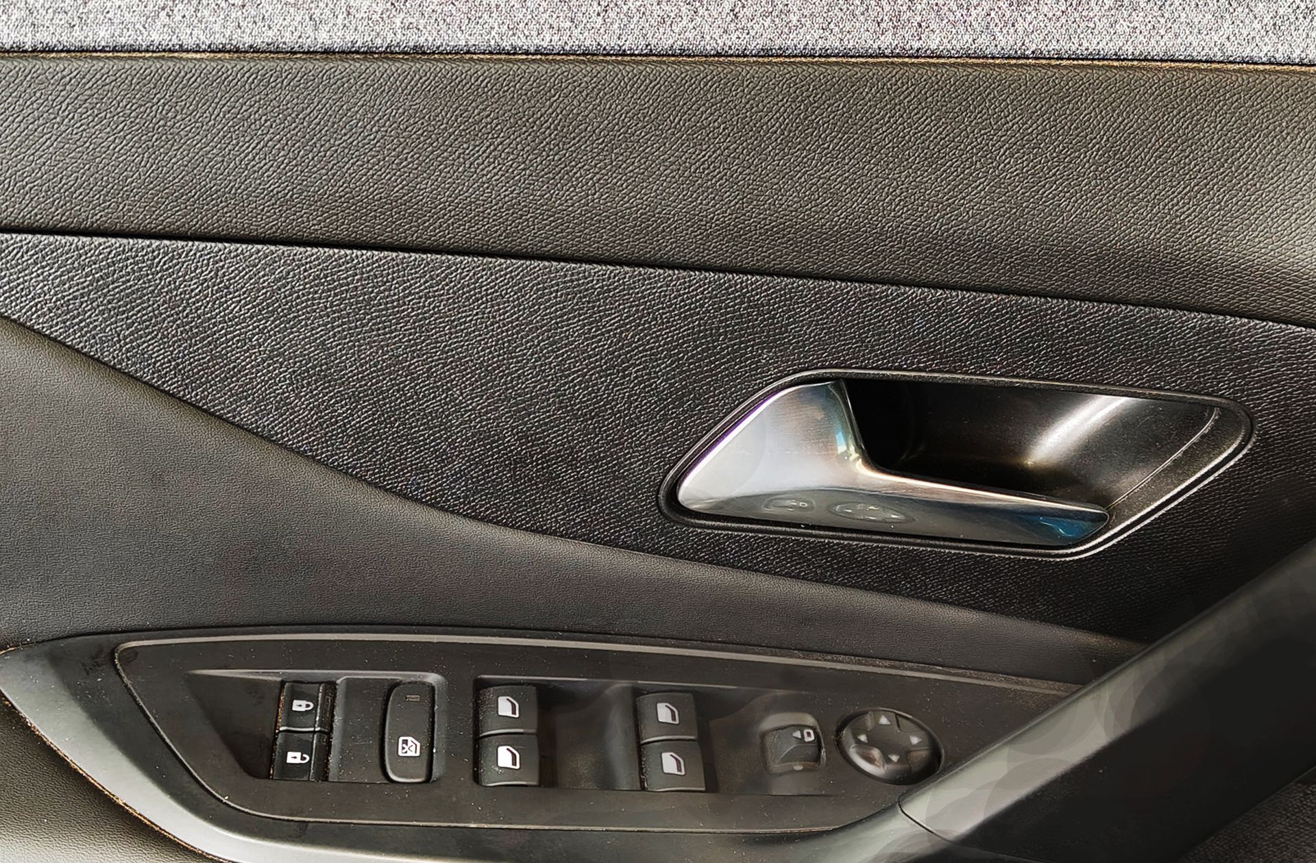 Peugeot 408 Allure Hybrid 145 eDCS6 - foto 29