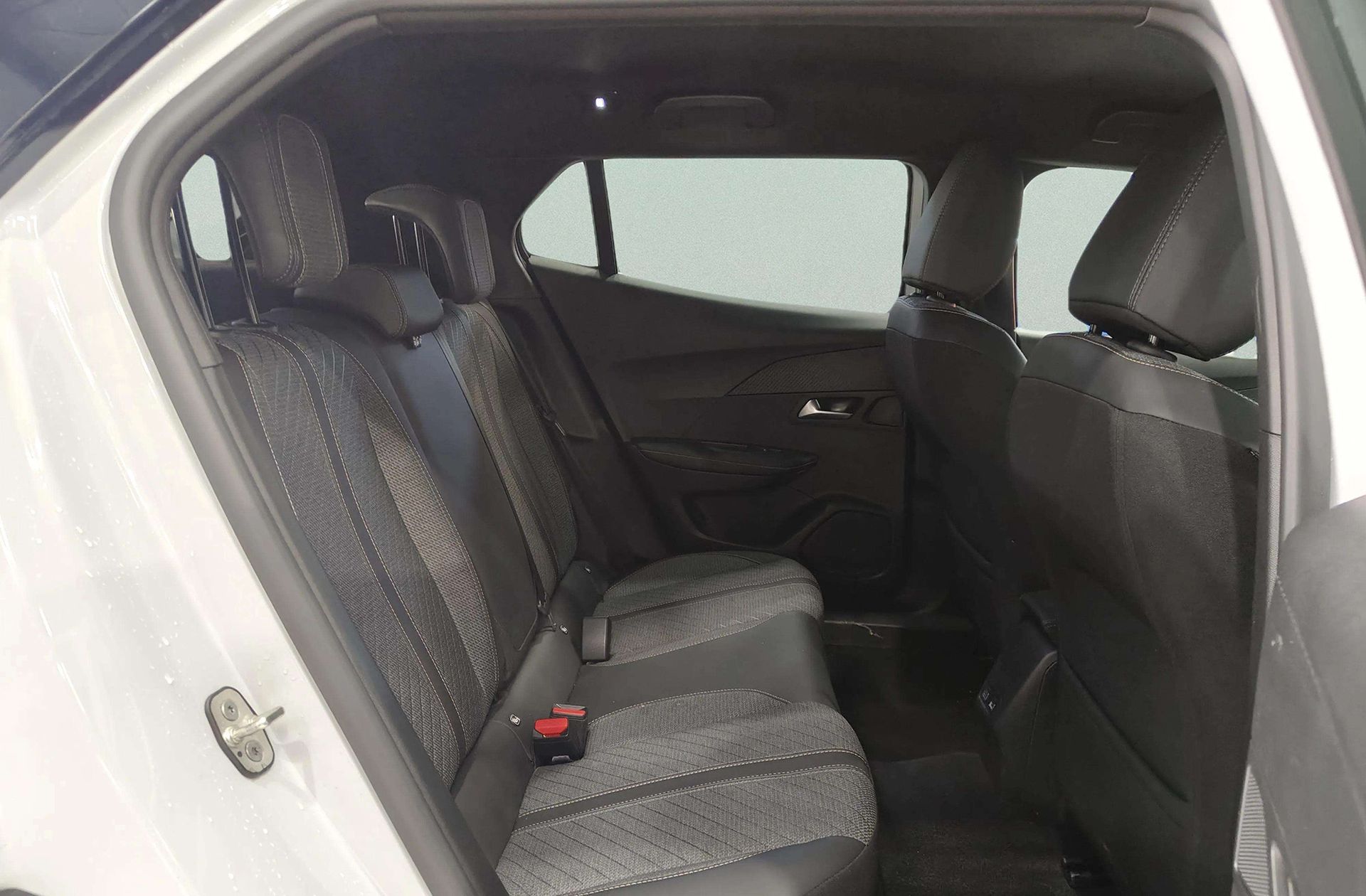 Peugeot 2008 Allure Hybrid eDCS6 - foto 17