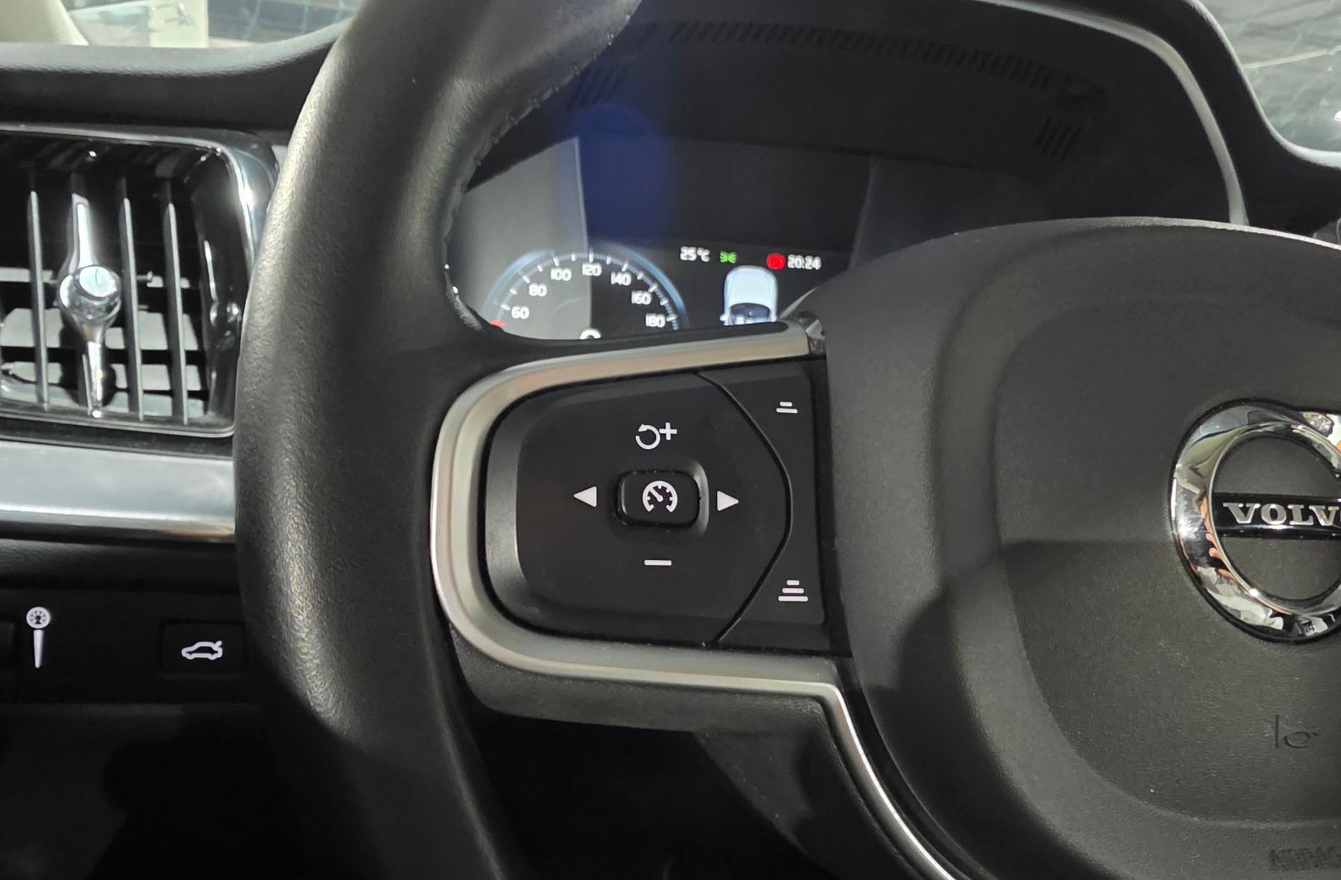 Volvo XC60 T4 Momentum - foto 27