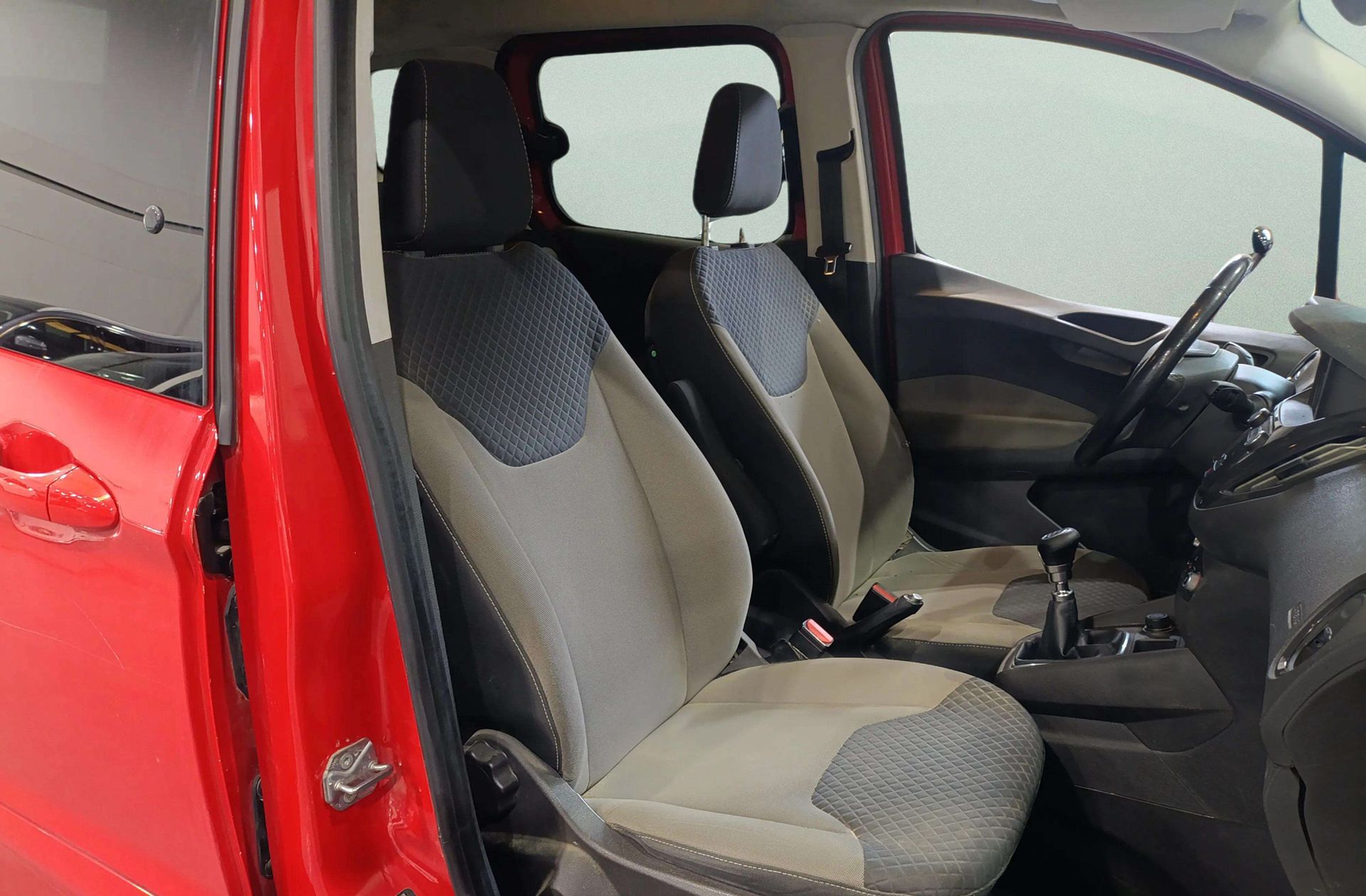 Ford Tourneo Courier 1.0 EcoBoost Titanium - foto 16