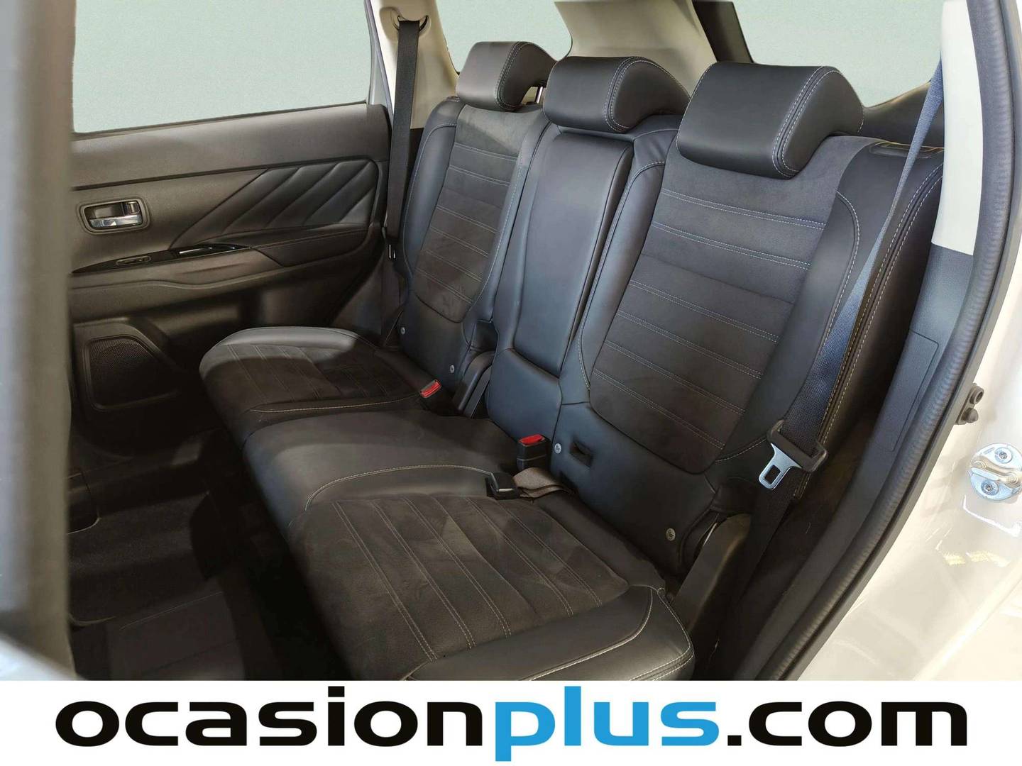 Foto asientos traseros Mitsubishi Outlander Mitsubishi Outlander 2.0 PHEV Kaiteki 4WD Auto (203 CV)