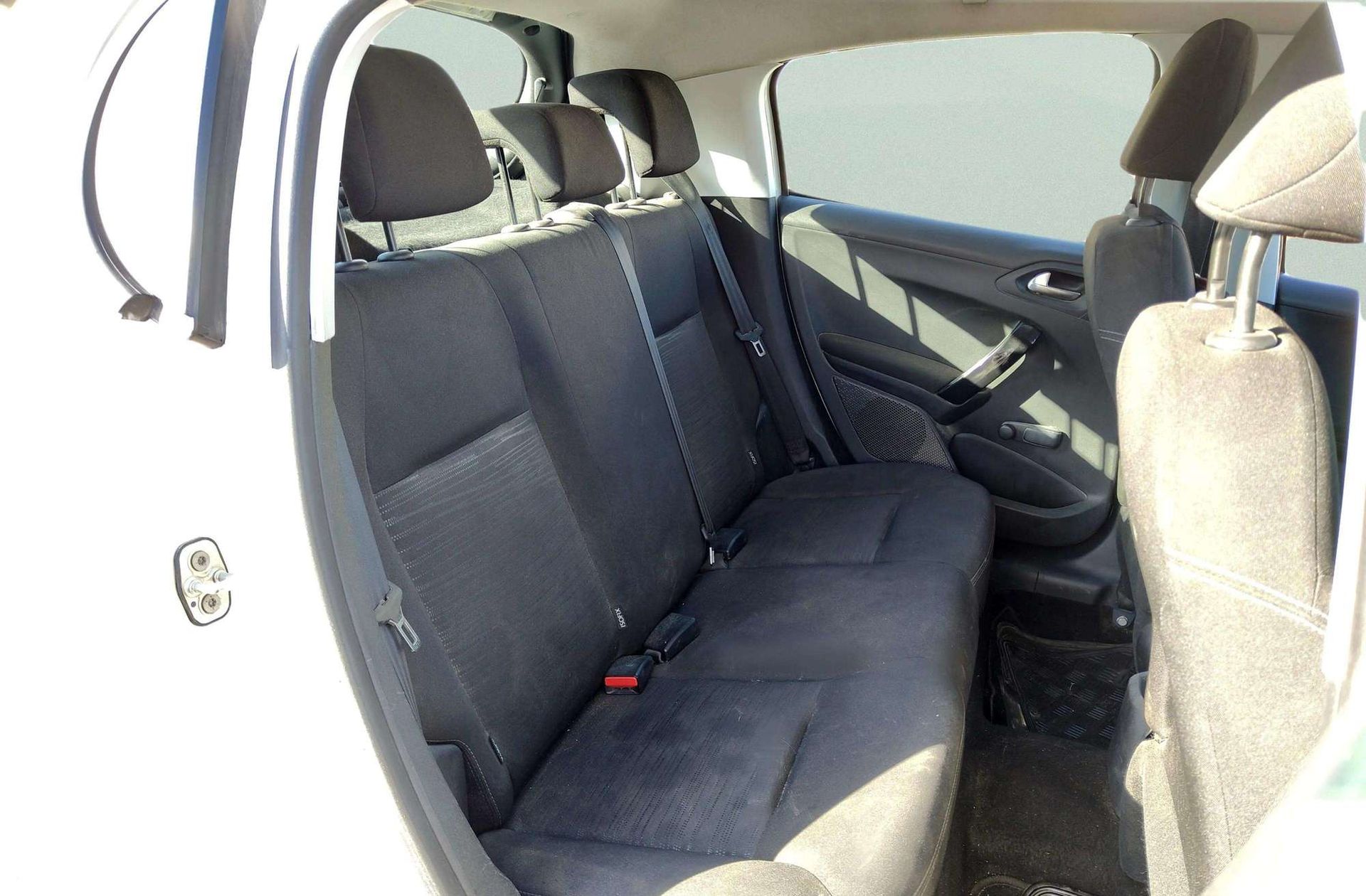 Peugeot 208 1.4 HDi Business Line - foto 12