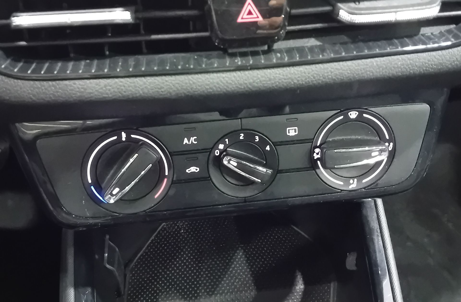 Škoda Fabia 1.0 TSI Selection - foto 25