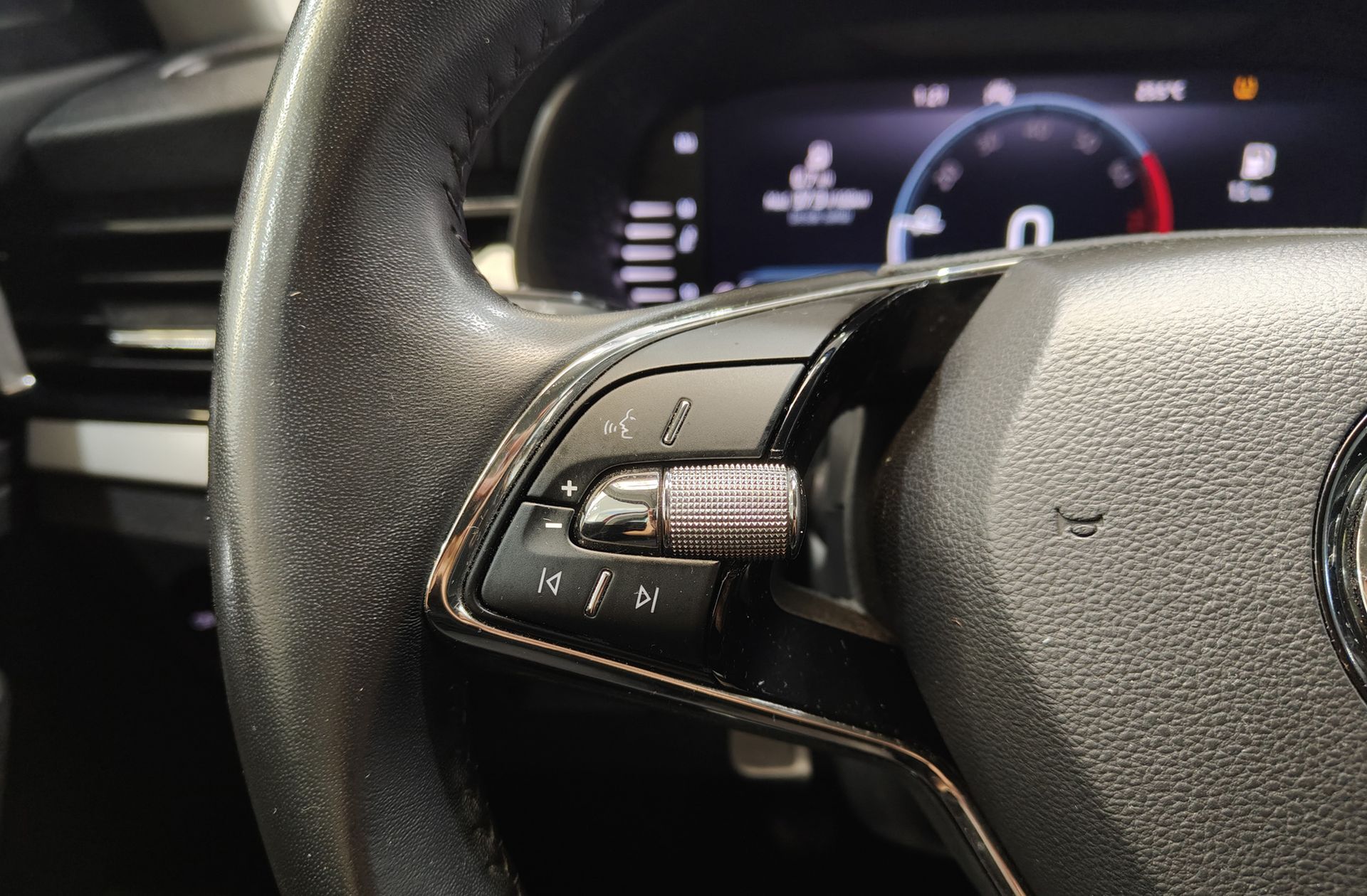 Škoda Kamiq 1.0 TSI Emotion - foto 25