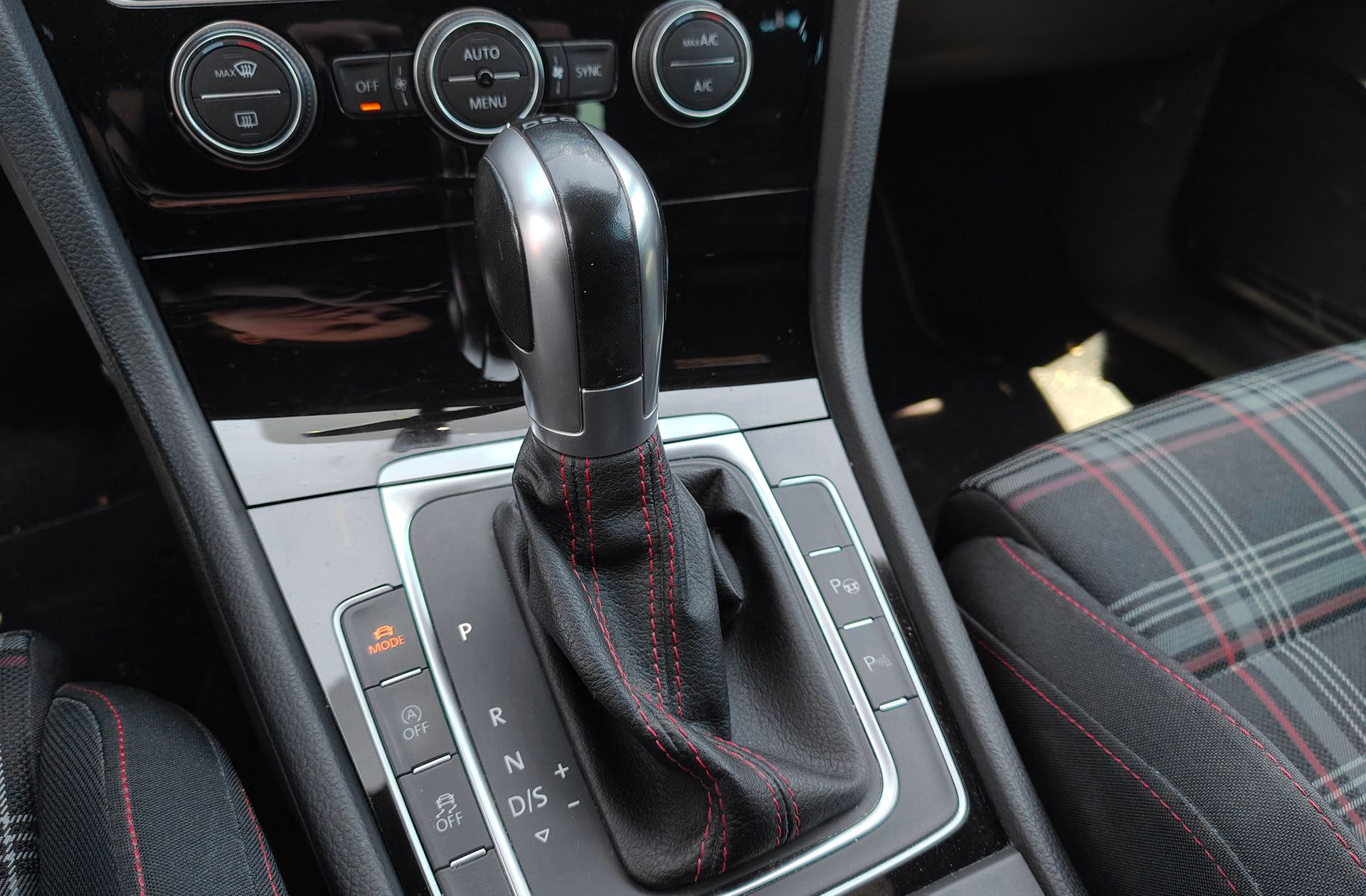 Volkswagen Golf GTI 2.0 TSI DSG - foto 5