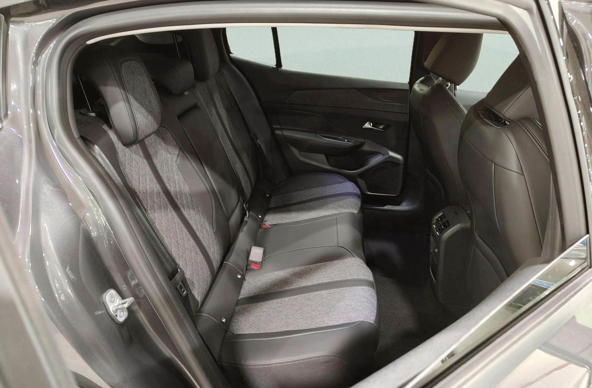 Peugeot 408 PureTech 130 Allure EAT8 - foto 19