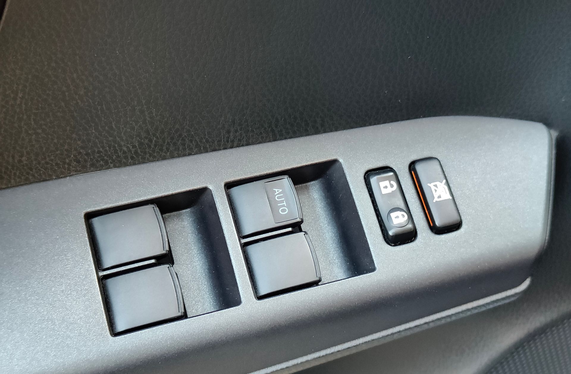 Toyota RAV4 2.5l hybrid Advance 2WD - foto 32