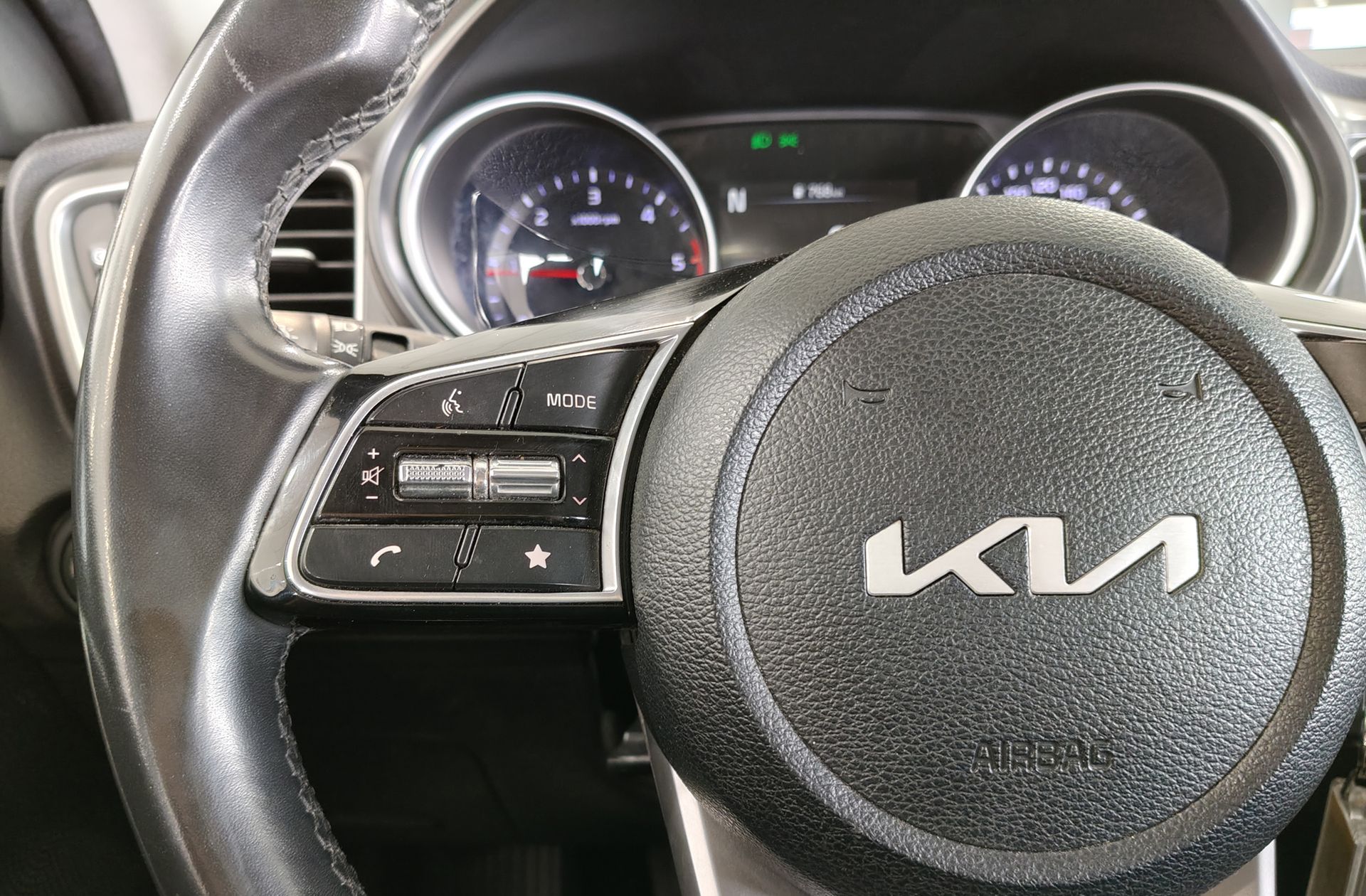 Kia Ceed 1.6 MHEV iMT Drive - foto 24