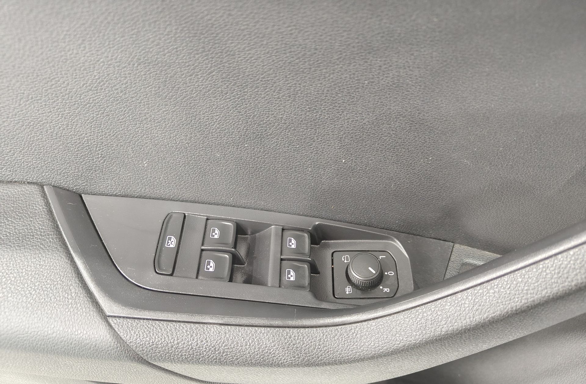 Škoda Karoq 2.0 TDI Selection - foto 35