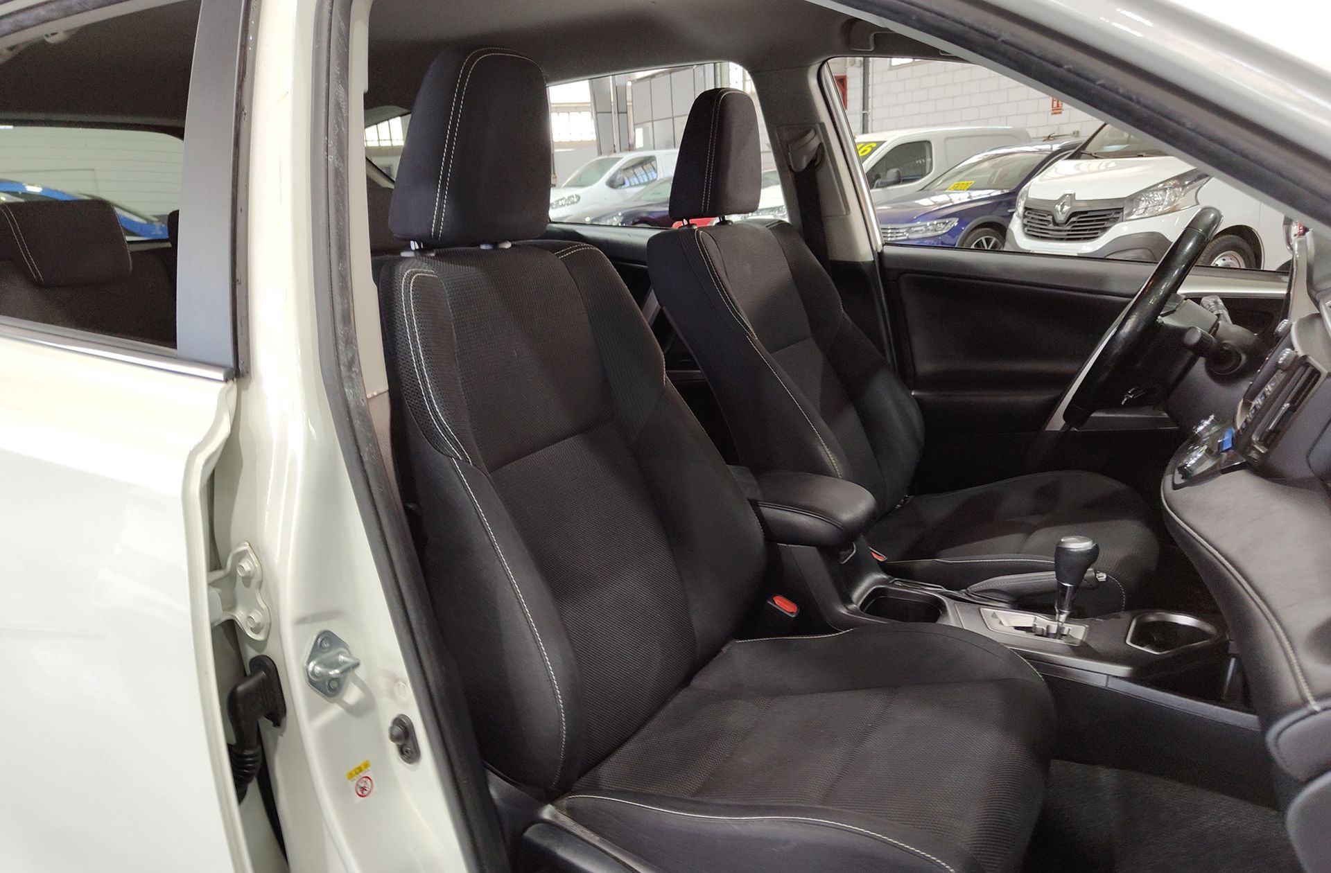 Toyota RAV4 2.5l hybrid Advance 2WD - foto 19