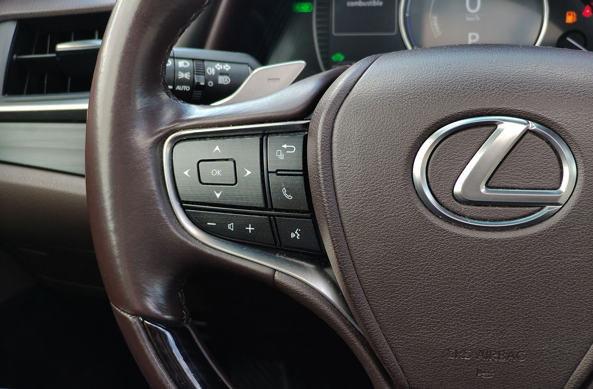 Lexus ES 300h Executive - foto 29