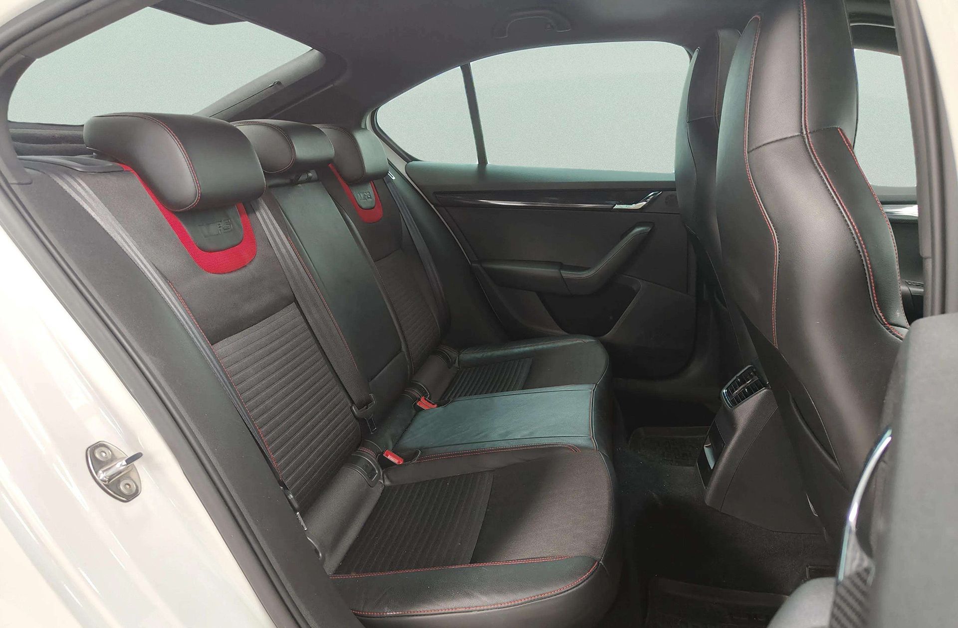 Škoda Octavia 2.0 TDI RS - foto 19
