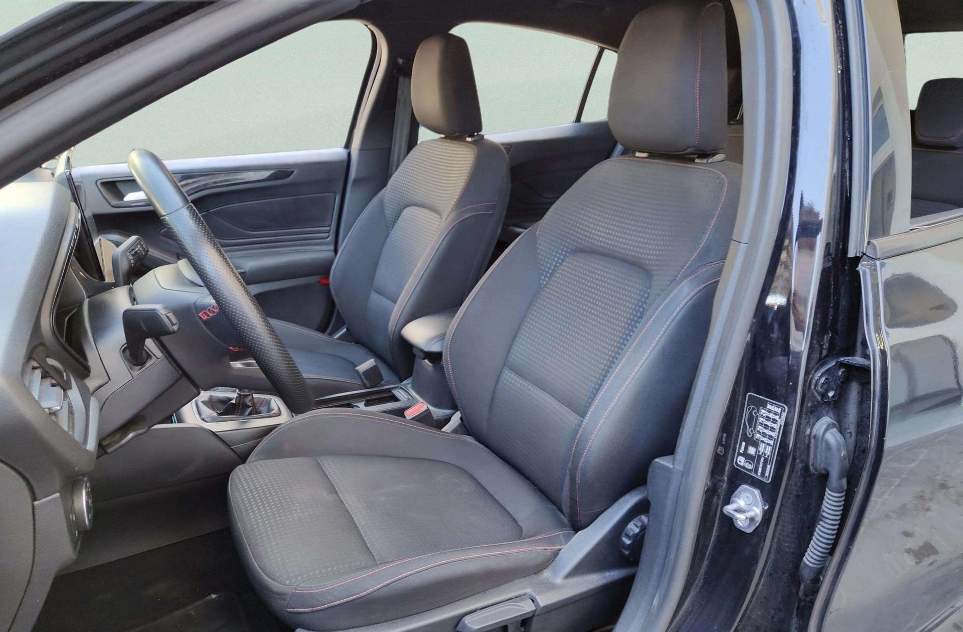 Ford Focus 1.0 EcoBoost MHEV ST-Line - foto 12