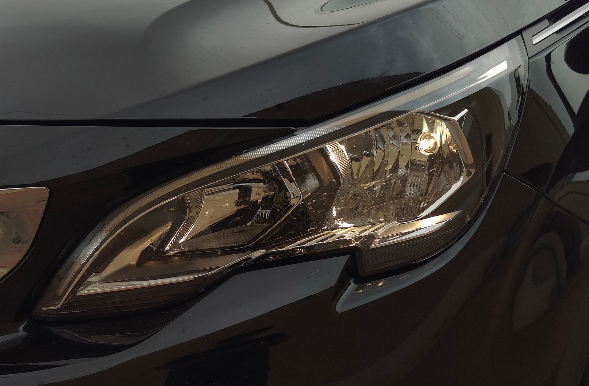 Peugeot 5008 BlueHDi 130 Allure EAT8 7 plazas - foto 17