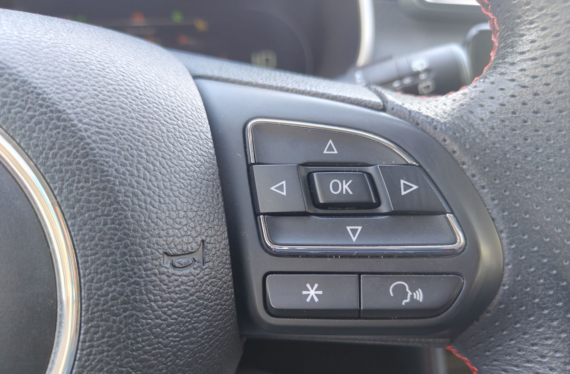 MG ZS 1.0T Luxury - foto 25