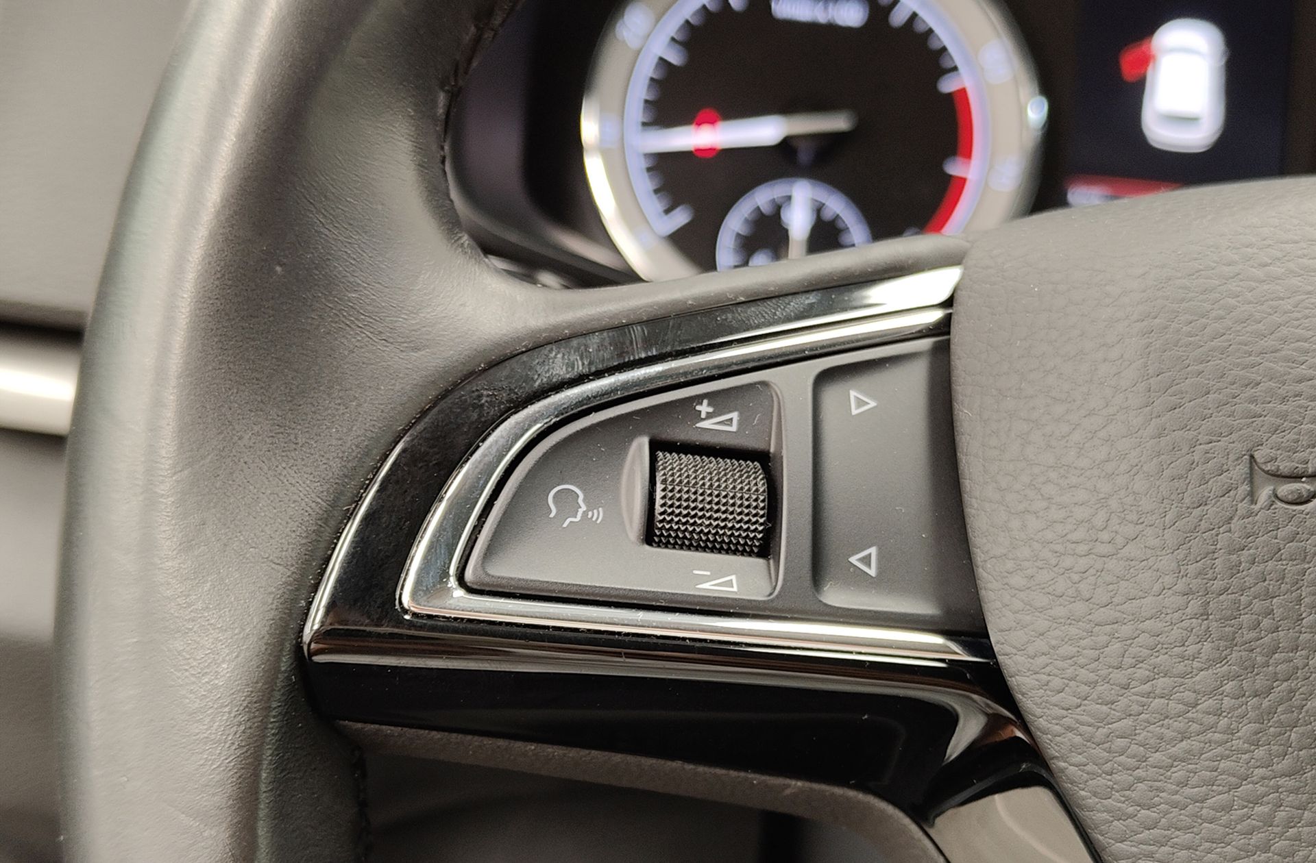 Škoda Karoq 1.5 TSI ACT Ambition DSG - foto 28