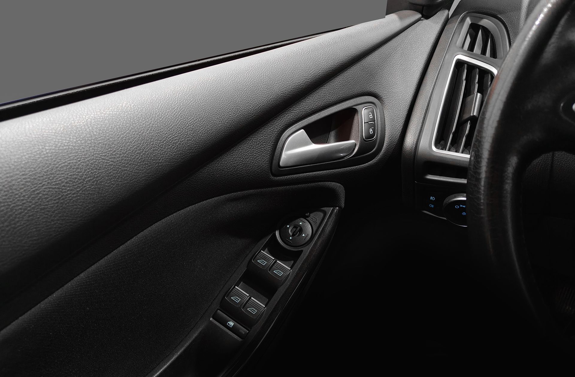 Ford Focus 1.0 EcoBoost Titanium - foto 38