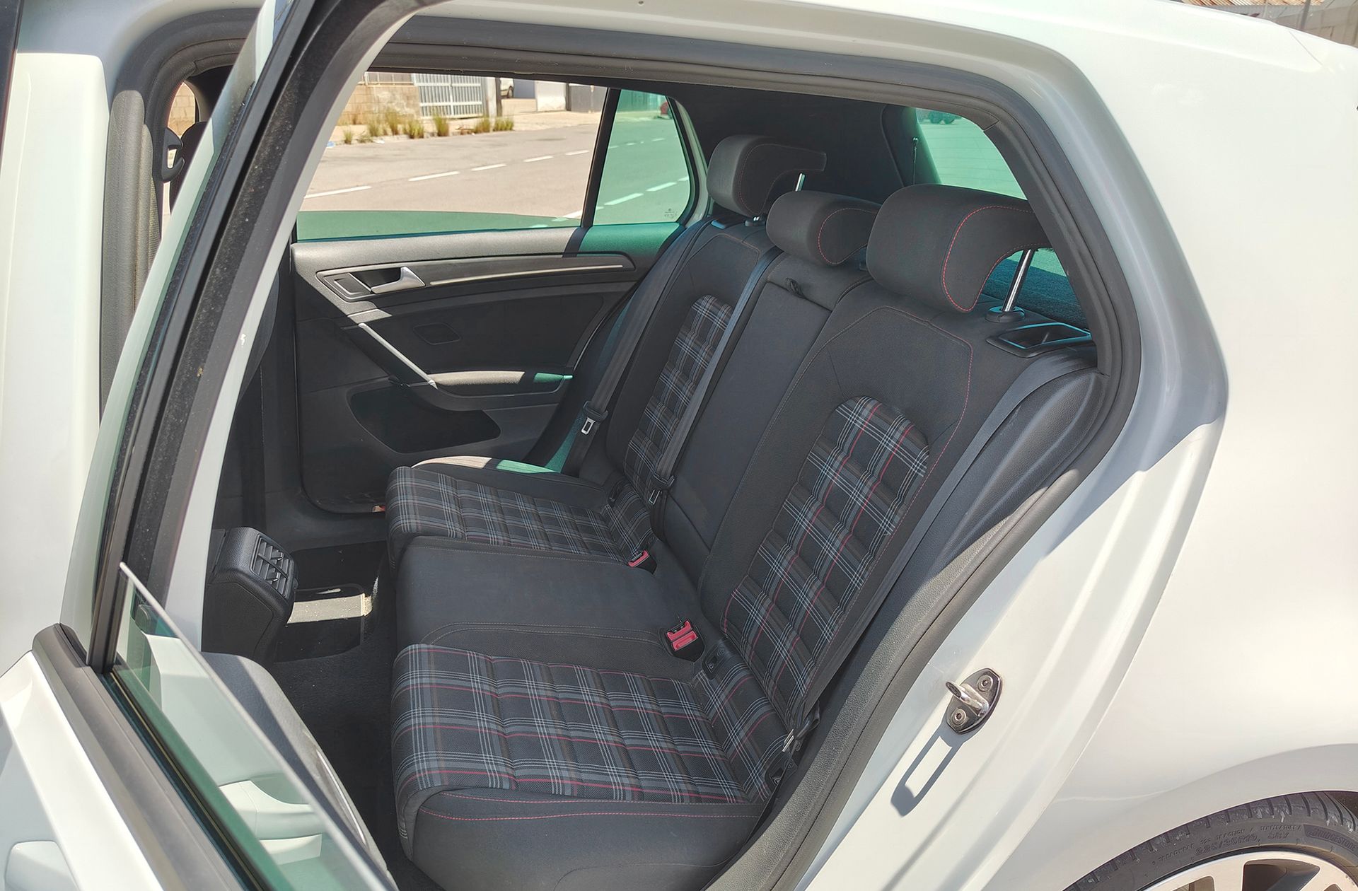Volkswagen Golf GTI 2.0 TSI DSG - foto 12