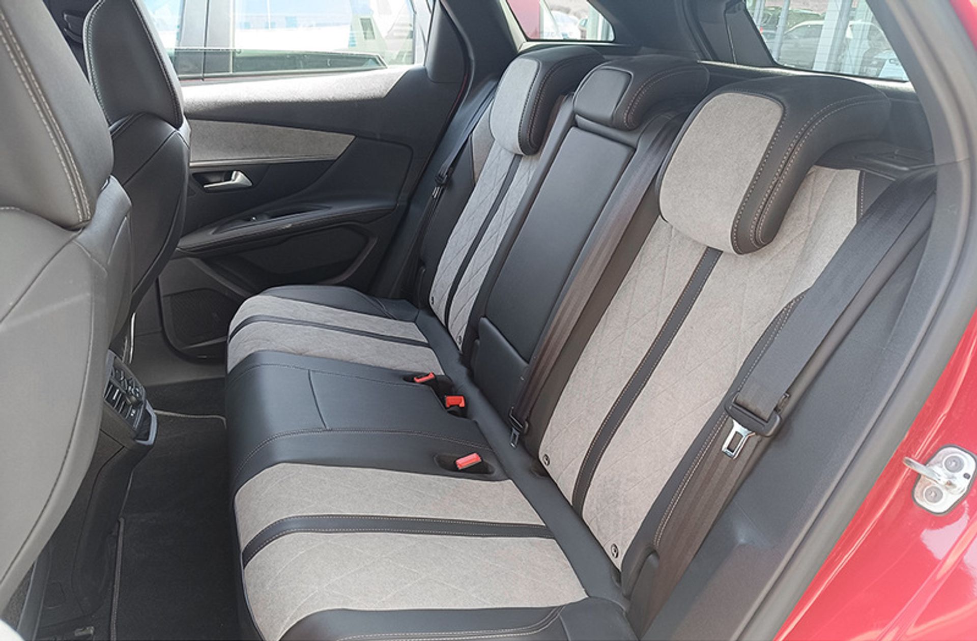 Peugeot 3008 300 GT e-EAT8 - foto 15