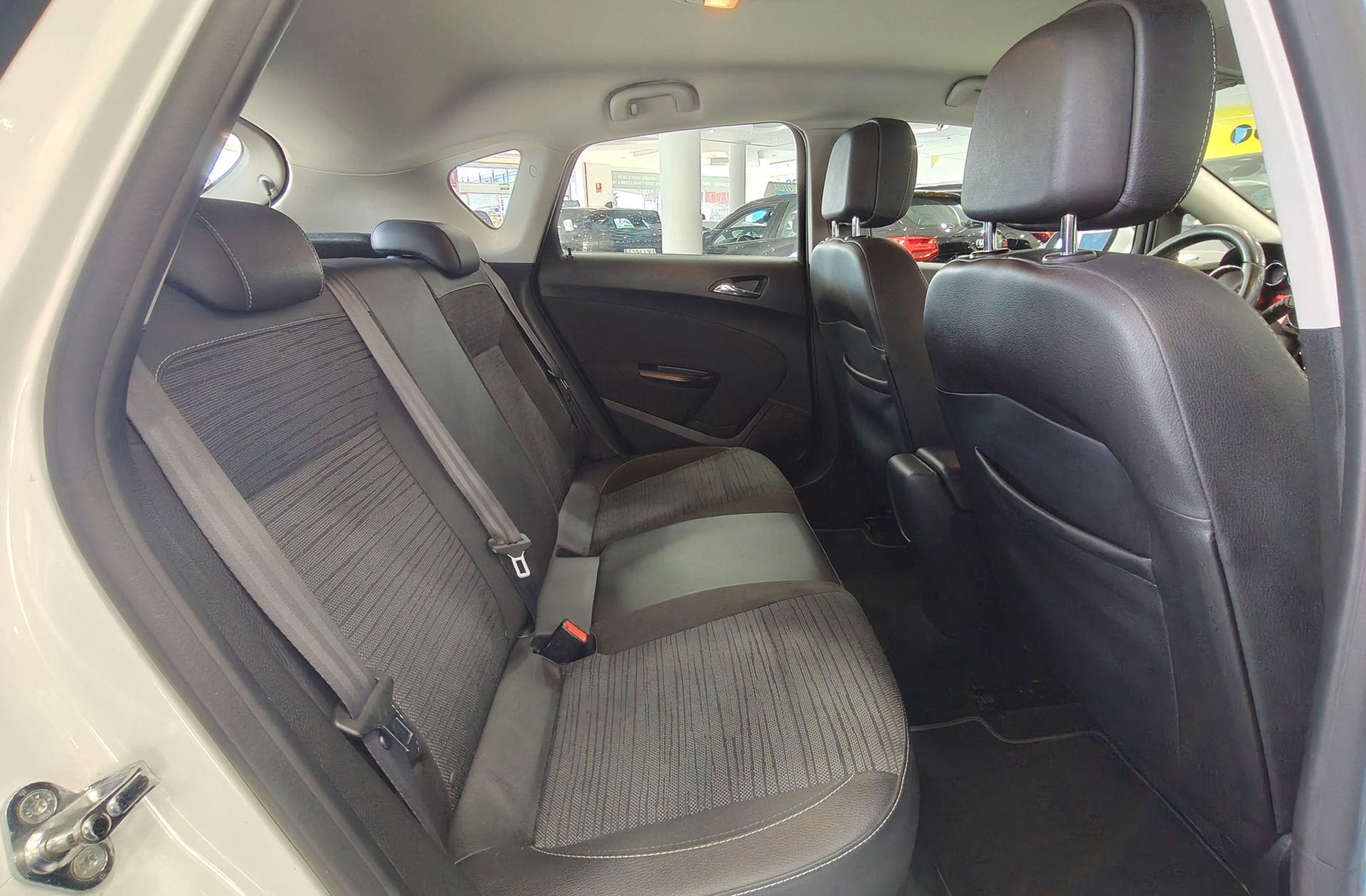 Opel Astra 2.0 CDTi Selective - foto 15