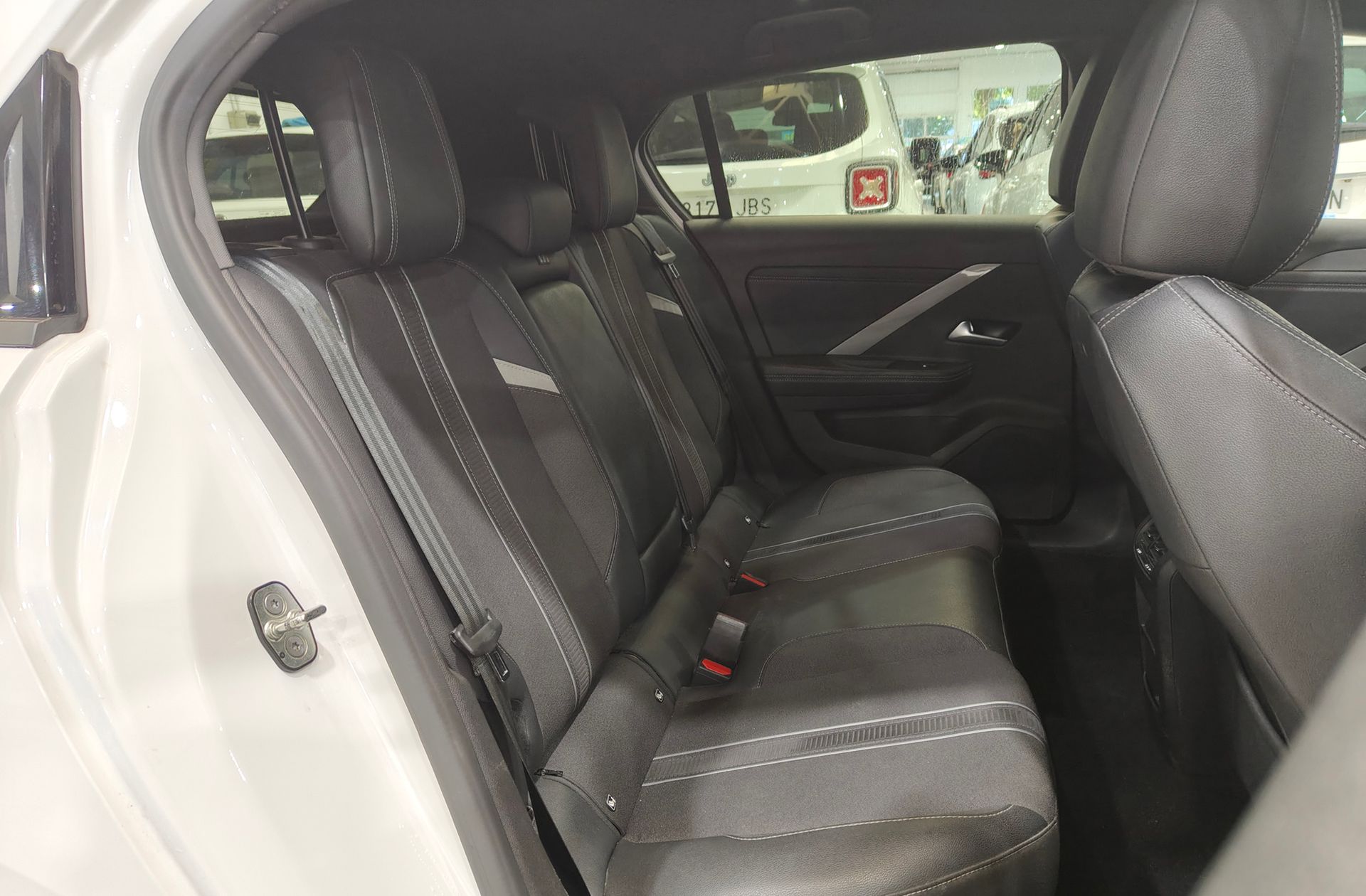 Opel Astra 1.2 Turbo XHT GS - foto 23