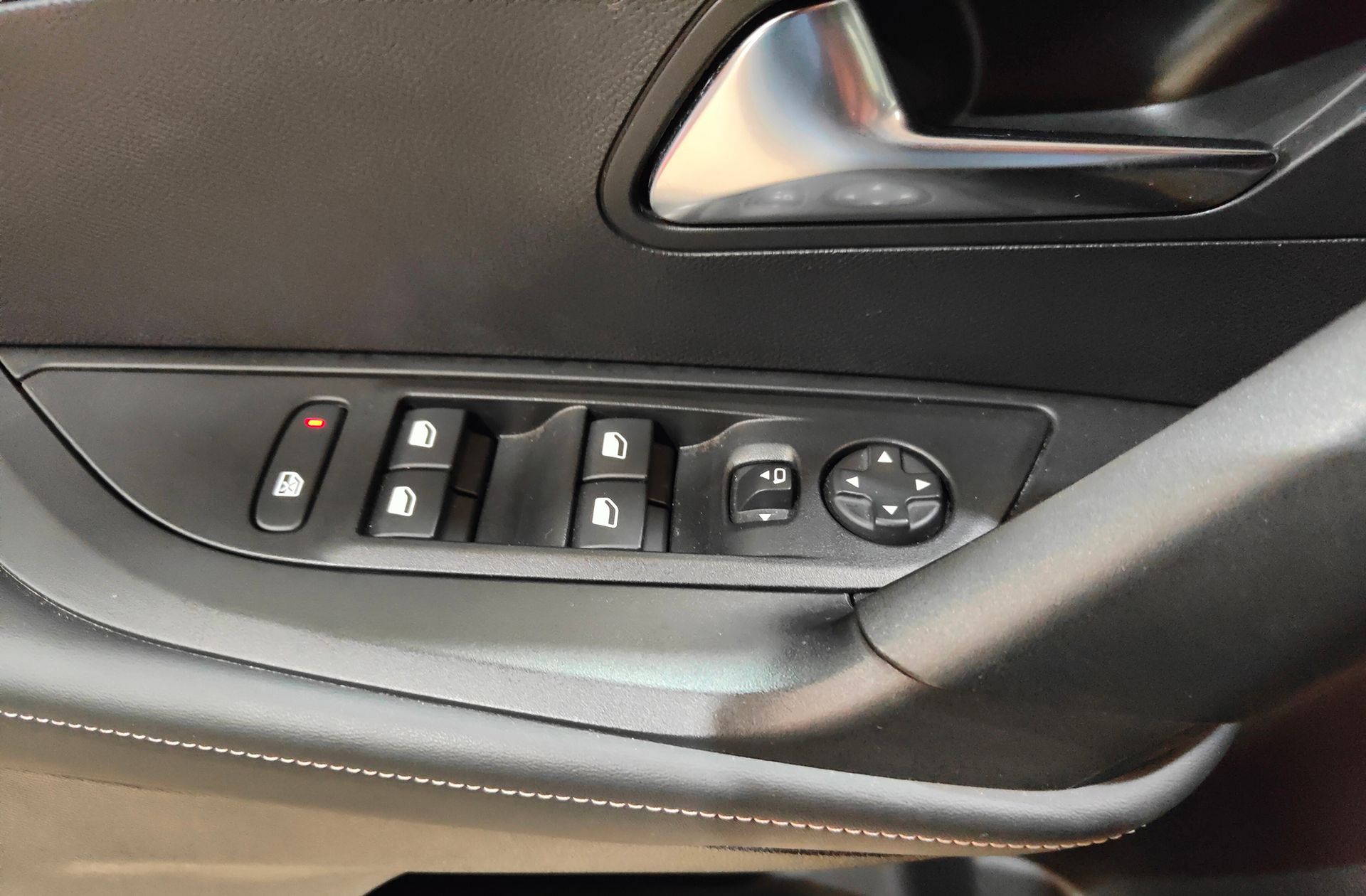 Peugeot 2008 Allure Hybrid eDCS6 - foto 32
