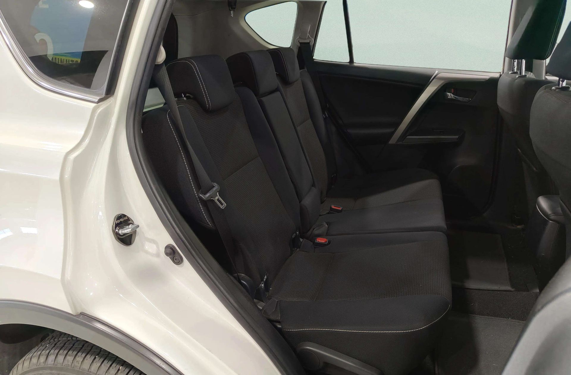Toyota RAV4 150D 2WD Advance - foto 17