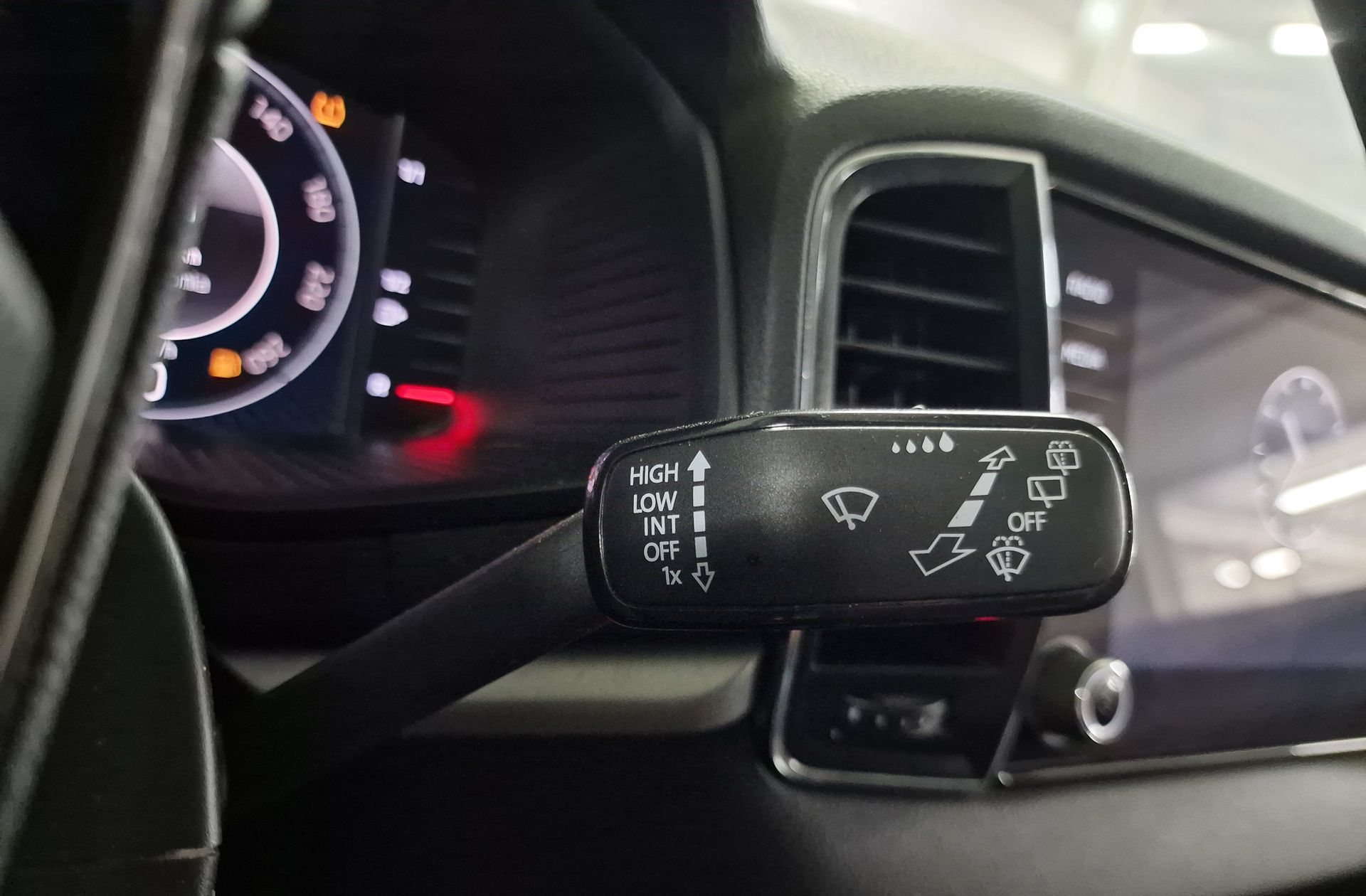 Škoda Karoq 2.0 TDI Ambition 4x4 DSG - foto 28