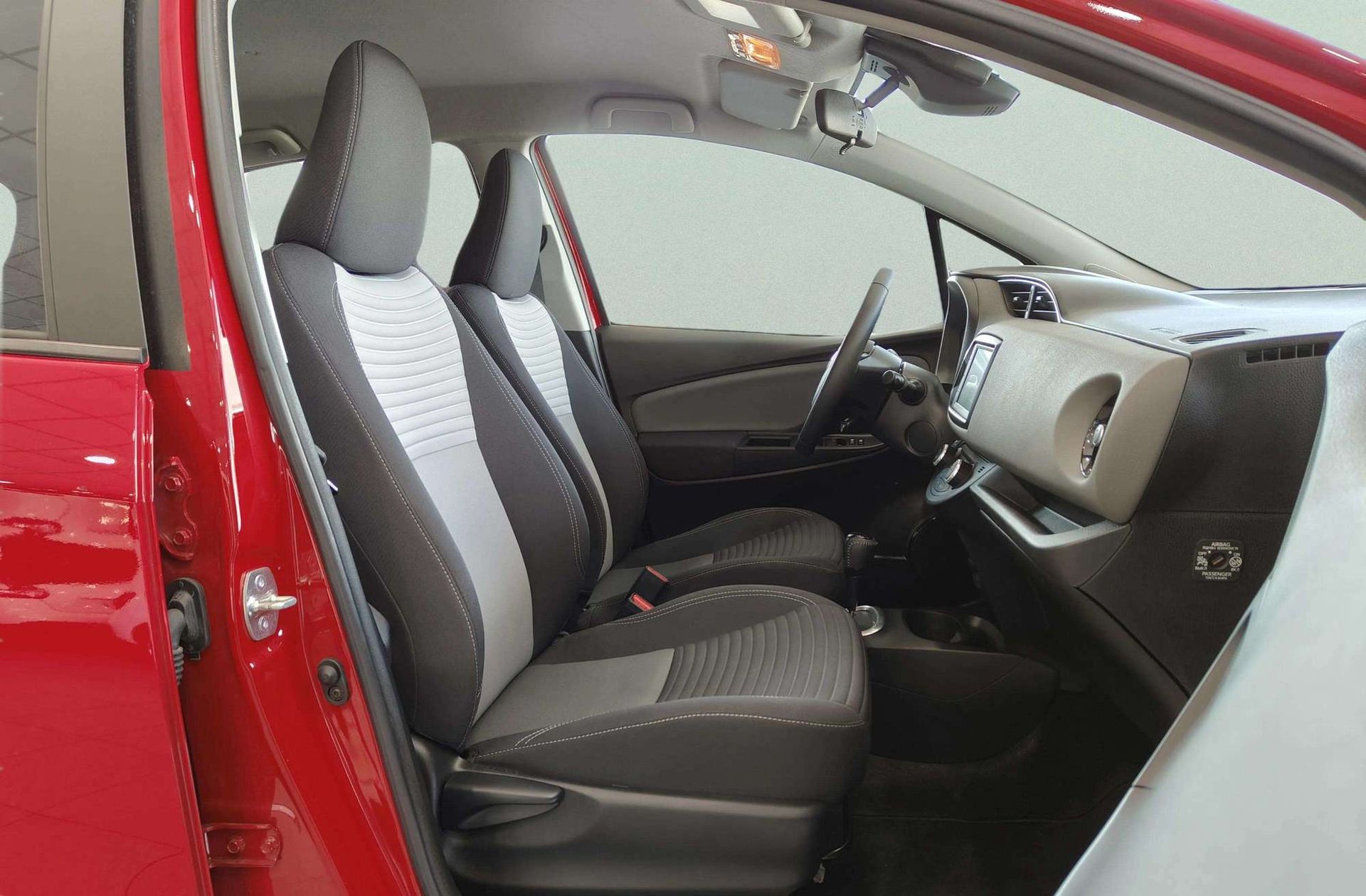 Toyota Yaris 100H Feel - foto 19