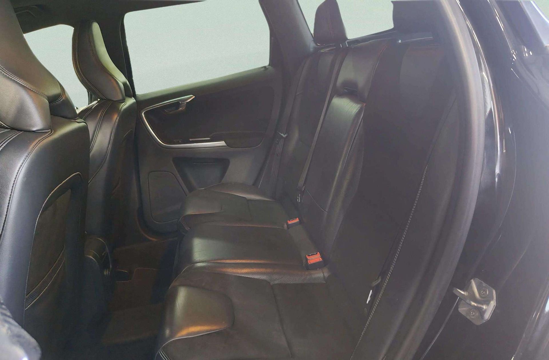 Volvo XC60 D3 R-Design Momentum - foto 13