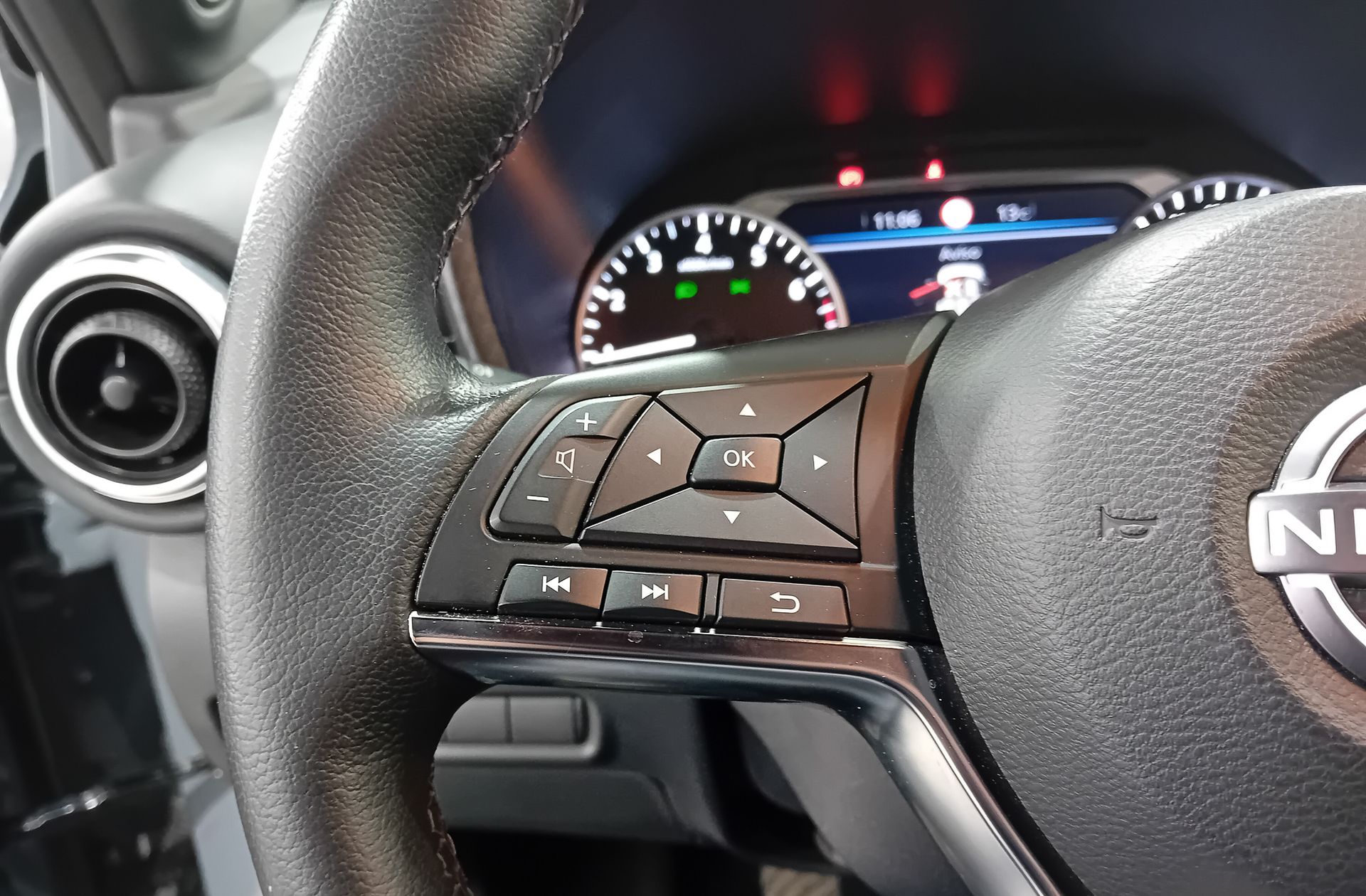 Nissan Juke DIG-T 114 N-Design Silver 4x2 - foto 26