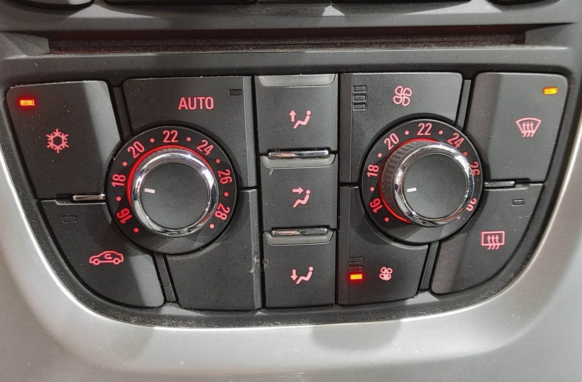 Opel Astra 2.0 CDTi Excellence - foto 29