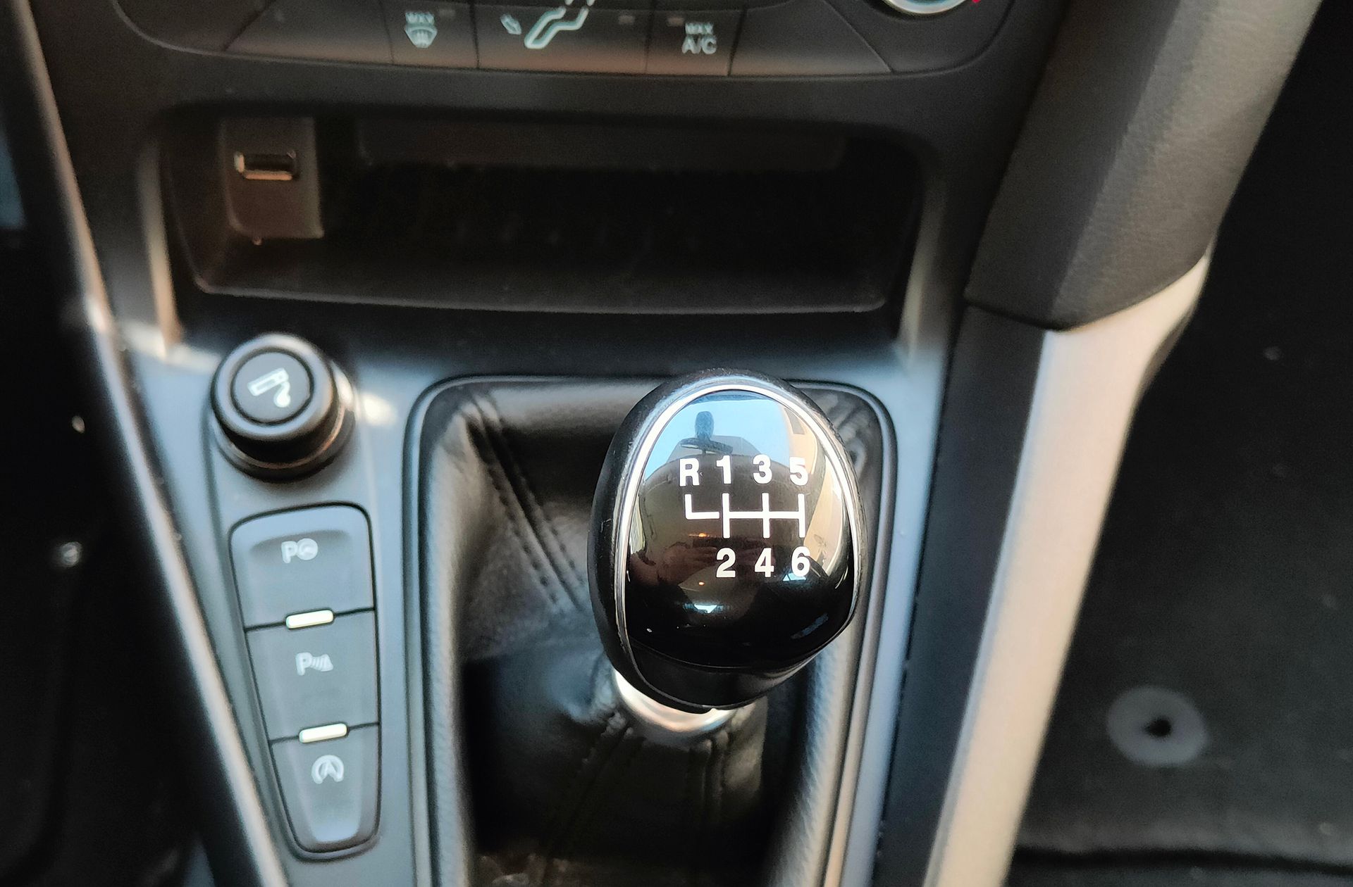Ford Focus 1.0 EcoBoost Business - foto 5