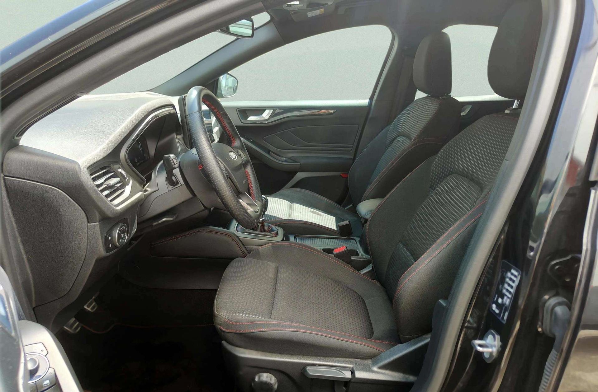 Ford Focus 1.0 EcoBoost MHEV ST-Line - foto 12