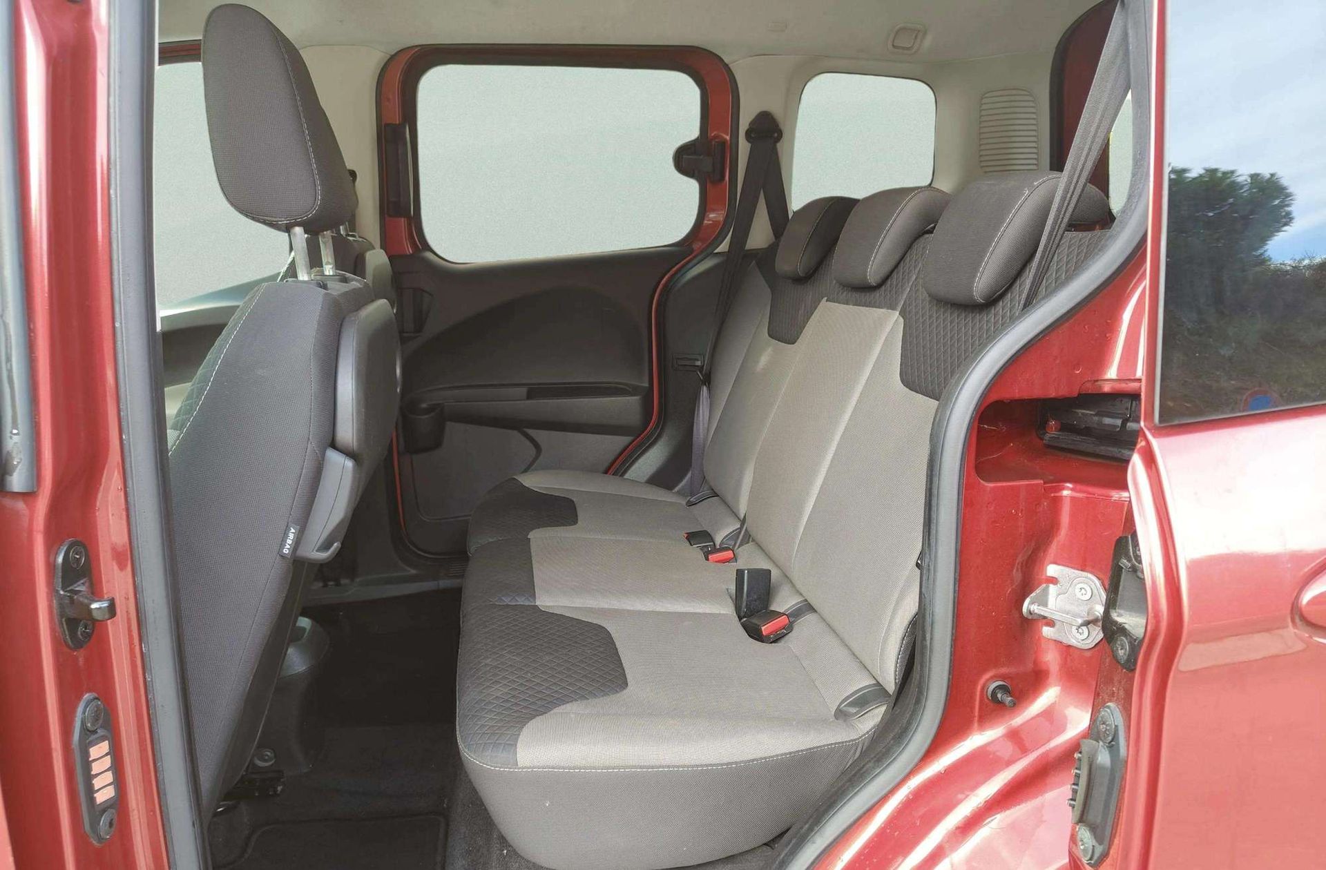 Ford Tourneo Courier 1.0 EcoBoost Titanium - foto 9