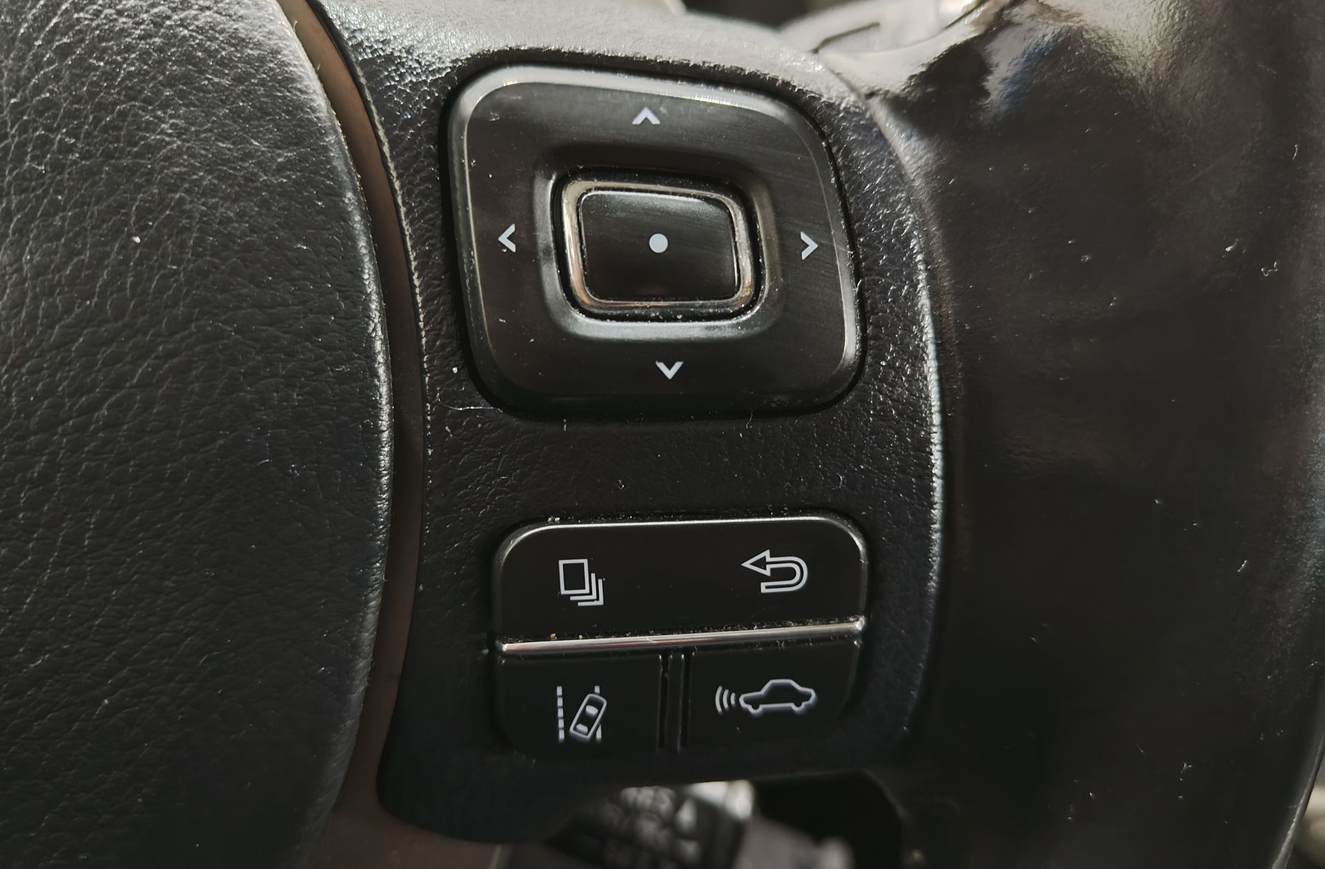 Lexus NX 300h Executive 4WD - foto 30