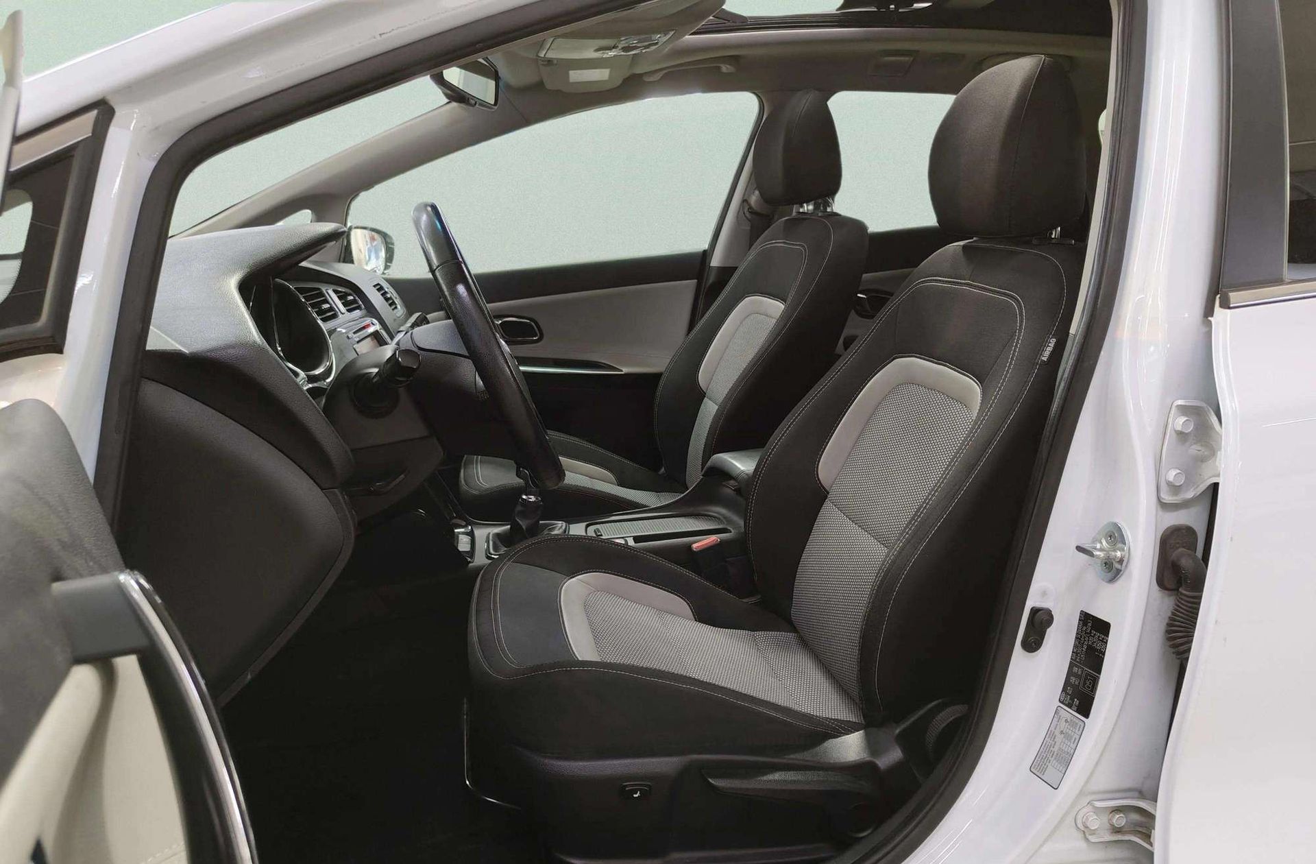 Kia Ceed 1.6 CRDi VGT Emotion - foto 12