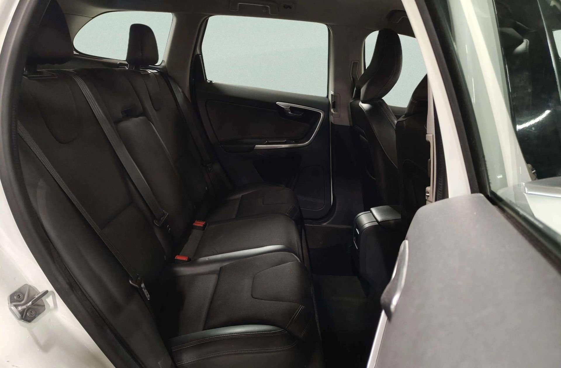 Volvo XC60 D4 Momentum - foto 17