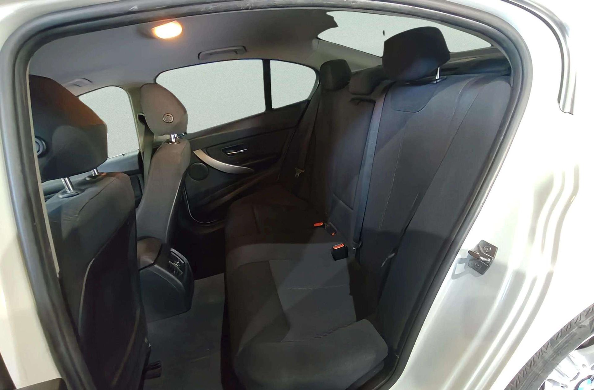 BMW Serie 3 318d - foto 12