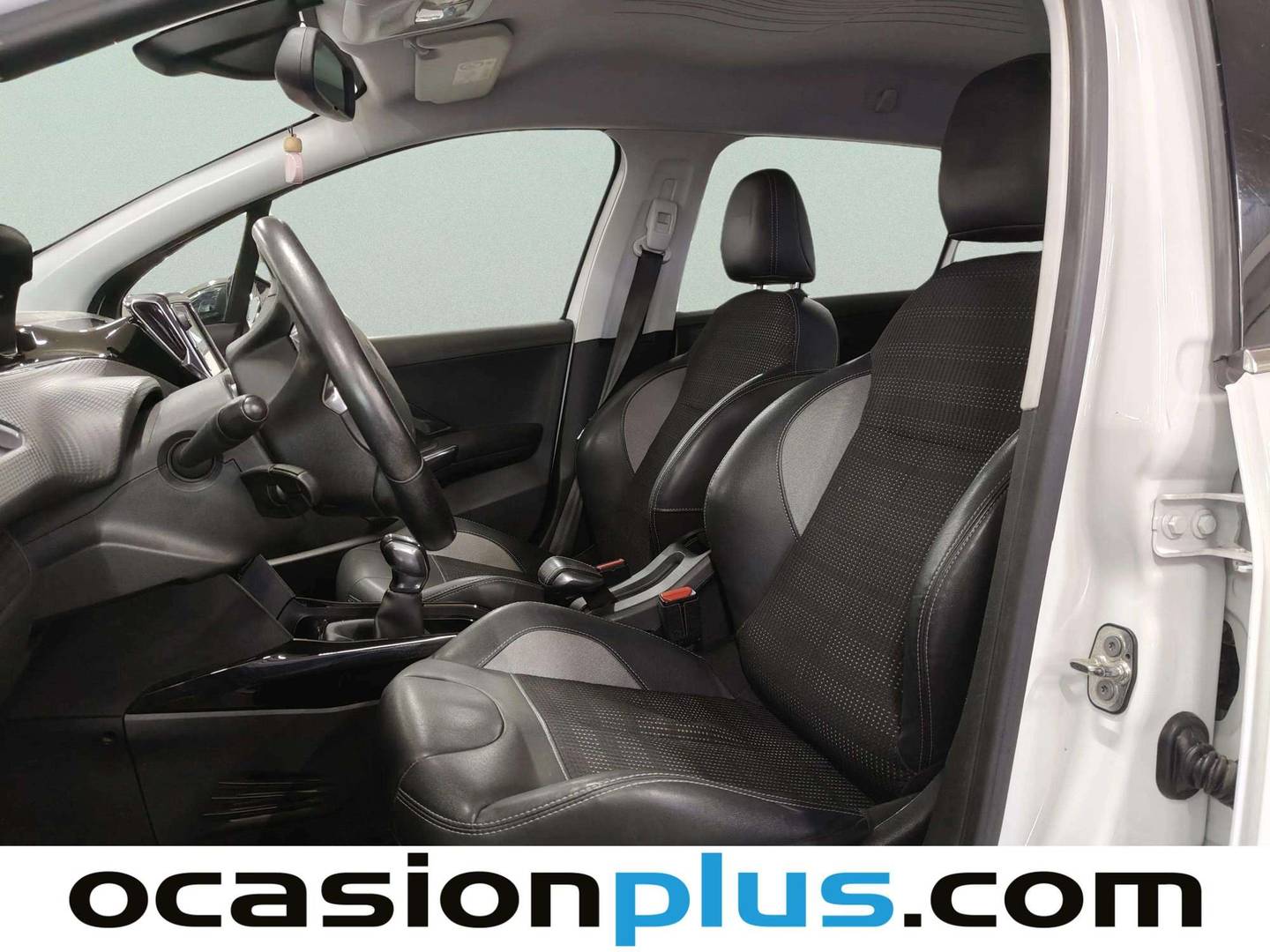 Foto asientos delanteros Peugeot 2008 Peugeot 2008 BlueHDi 100 Allure (100 CV)