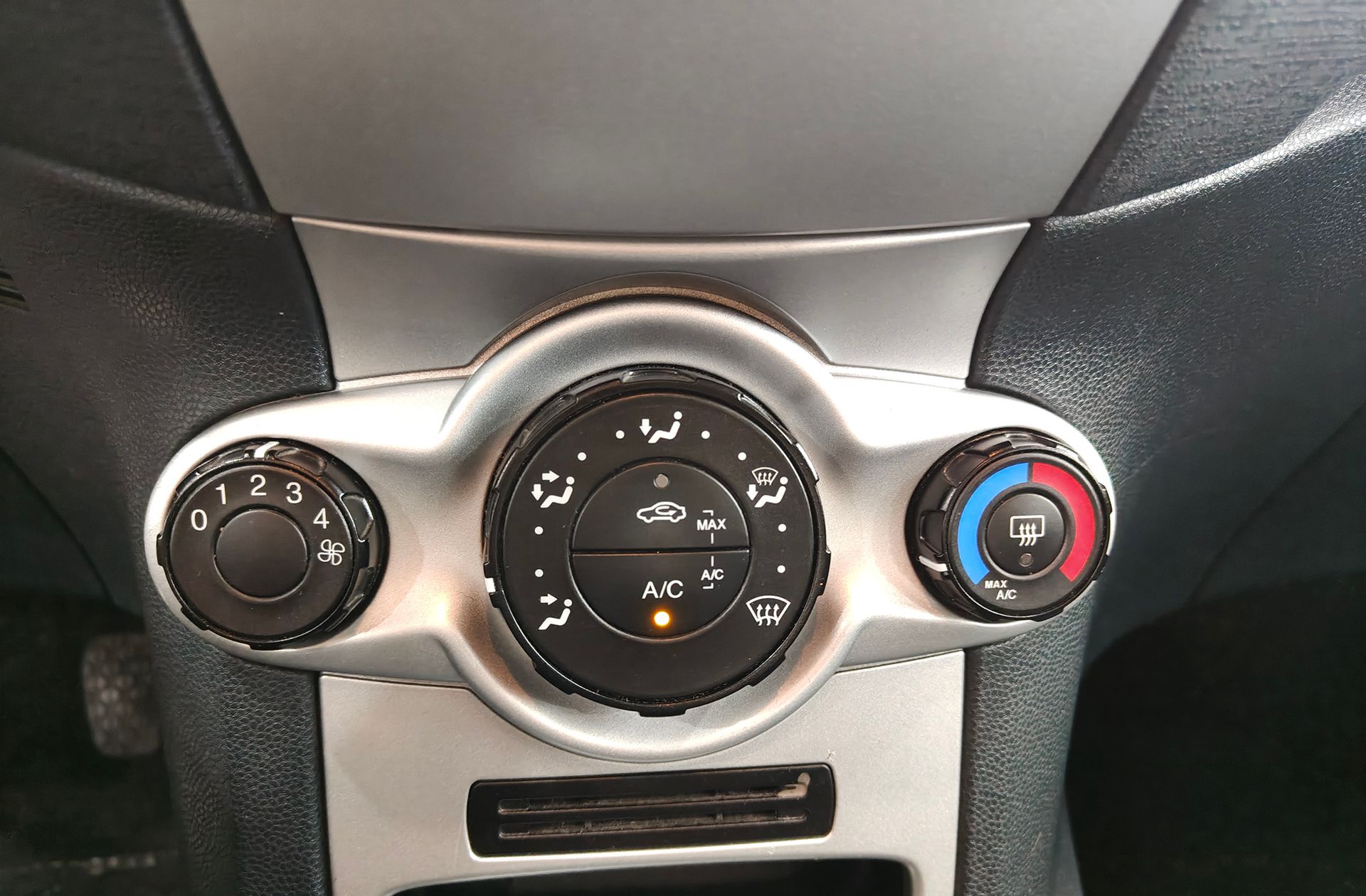 Ford Fiesta 1.4 TDCi Trend - foto 27