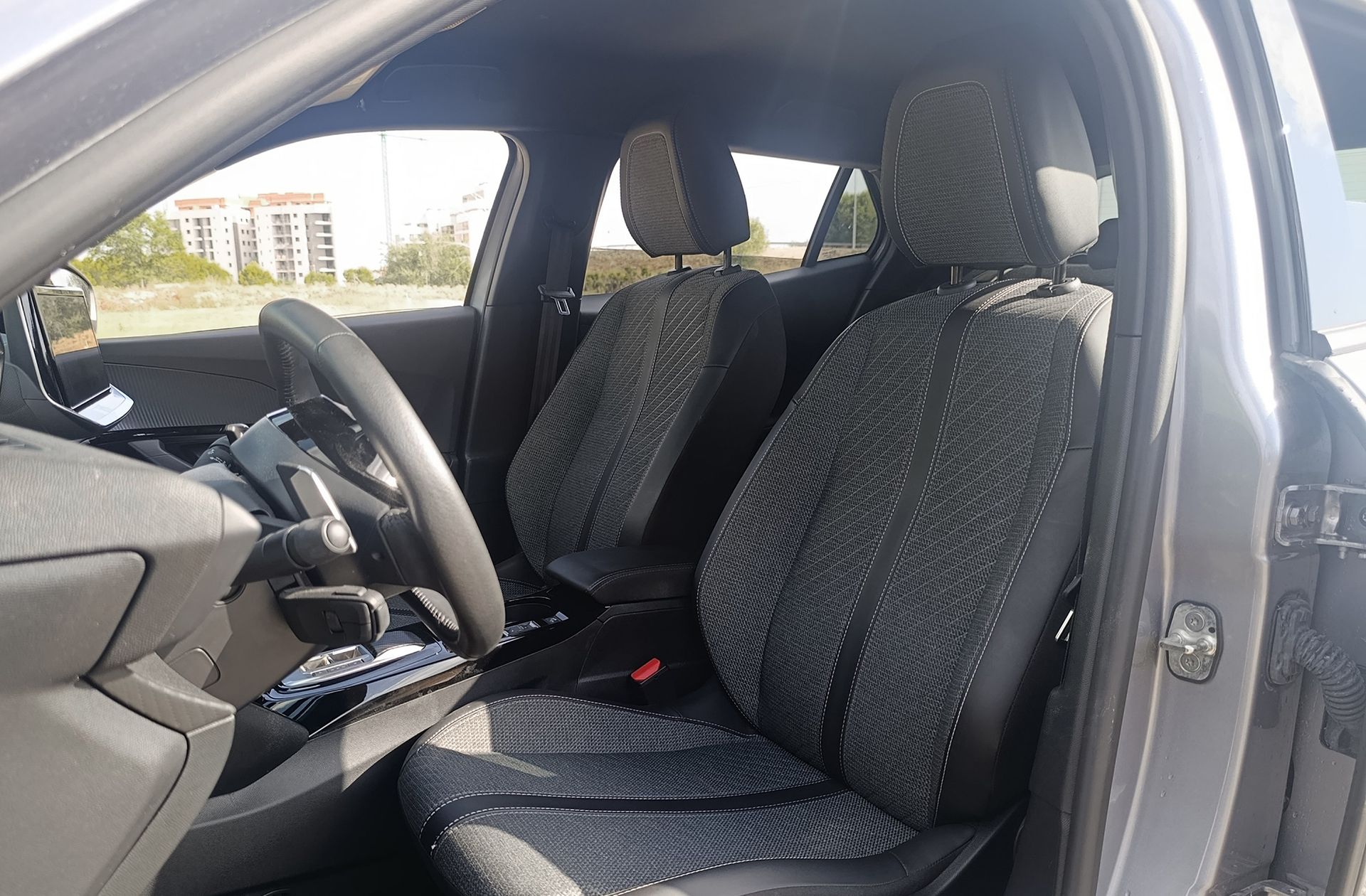 Peugeot 2008 Allure Hybrid eDCS6 - foto 11